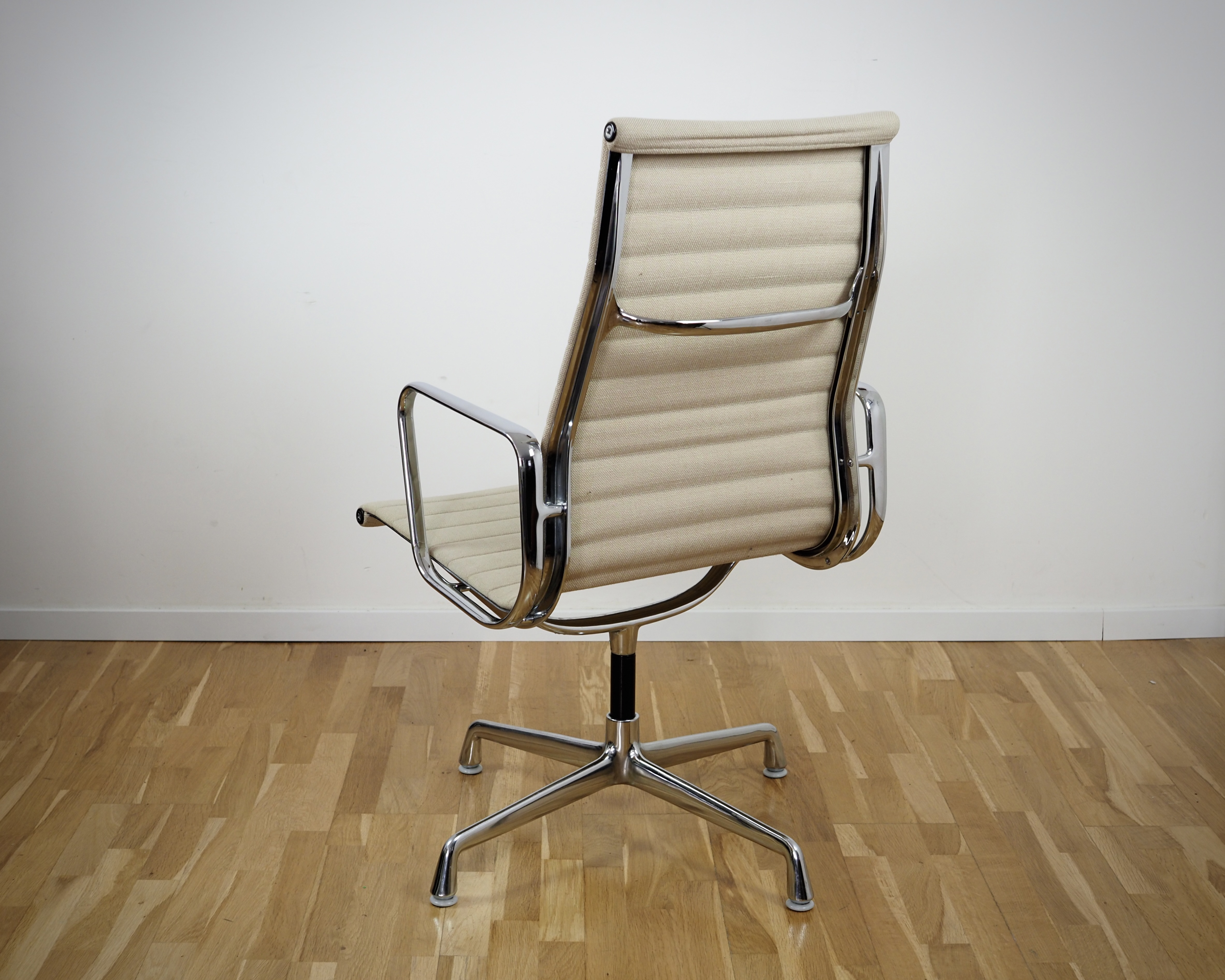 Aluminium Chair EA 112 Swivel Hopsack Beige