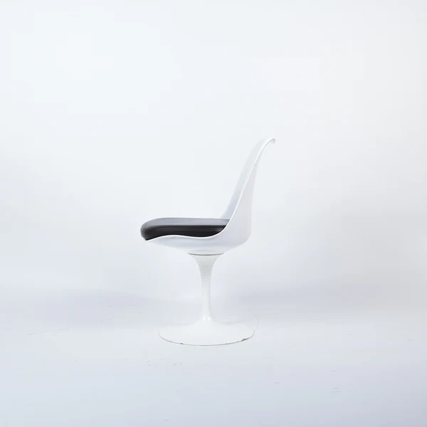 Knoll Saarinen Tulip Chair Weiß mit schwarzem Sitzpolster