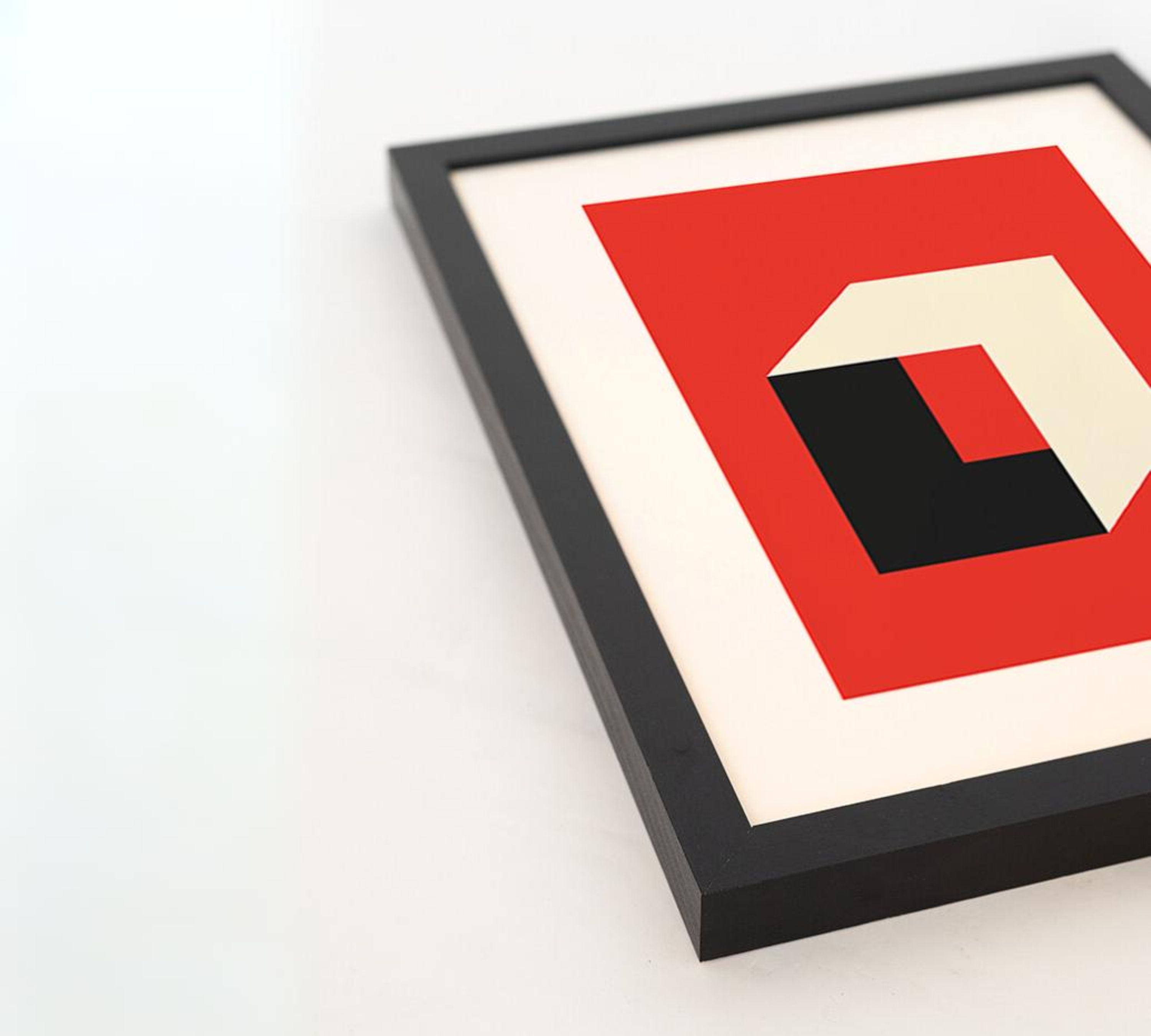 Bauhaus in Red Kunstdruck mit Rahmen Mehrfarbig