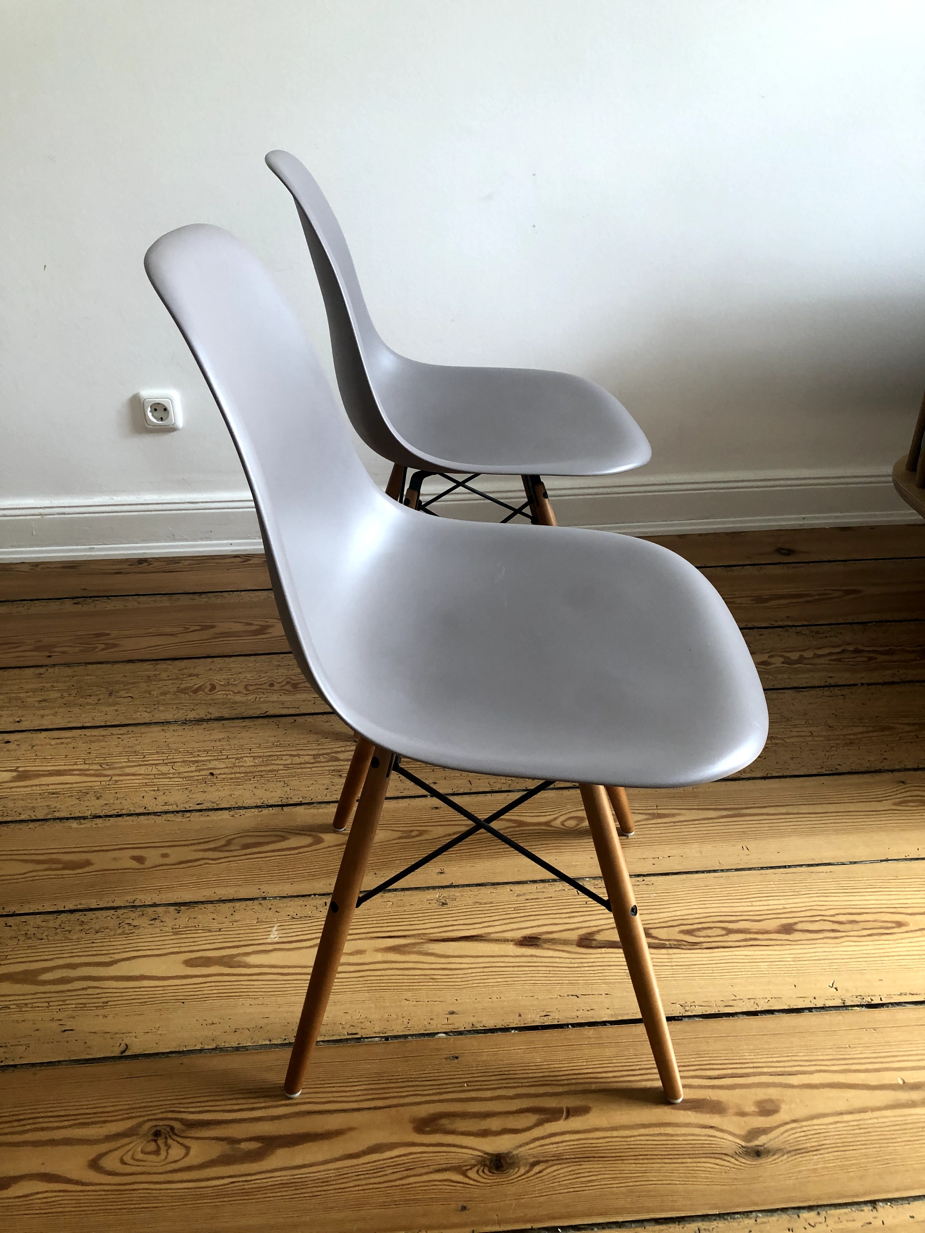 2x Vitra Eames Plastic Armchair Ahornholz Mauve Grau