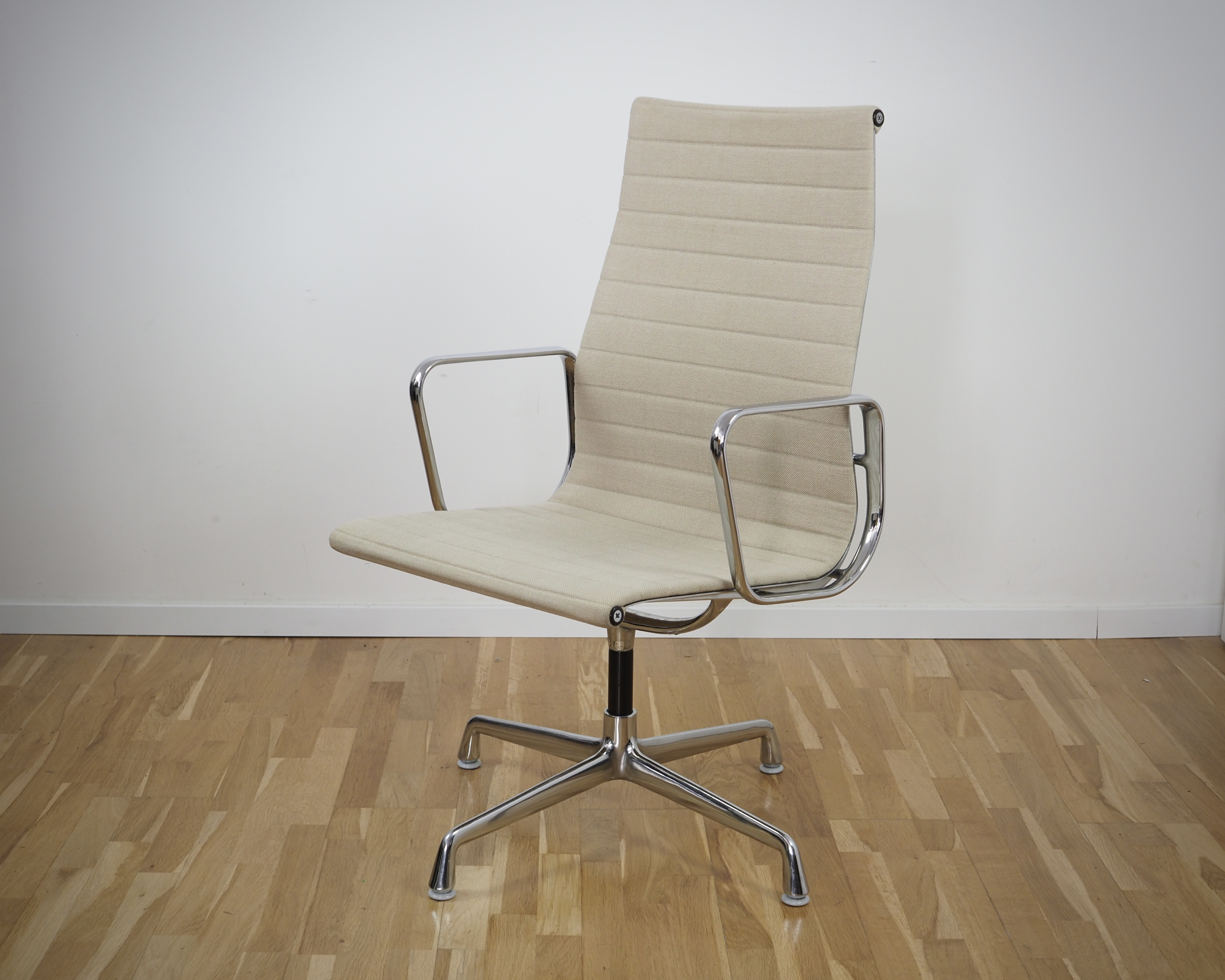 Aluminium Chair EA 112 Swivel Hopsack Beige