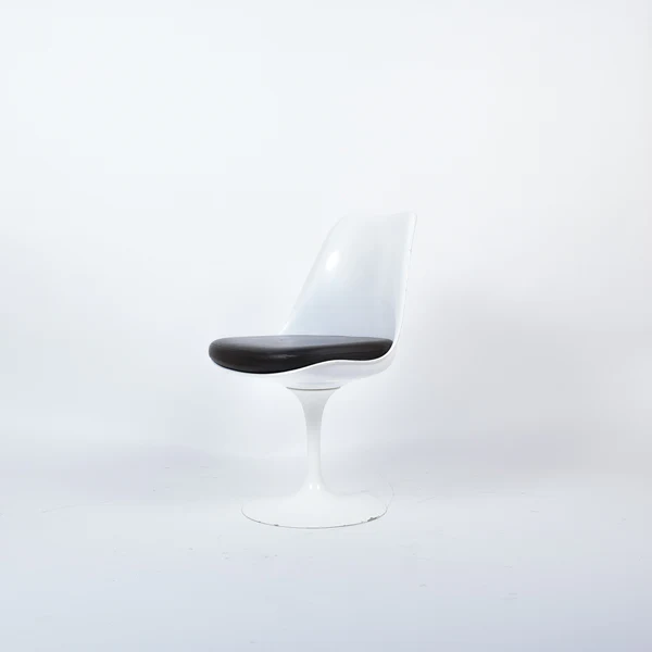 Knoll Saarinen Tulip Chair Weiß mit schwarzem Sitzpolster