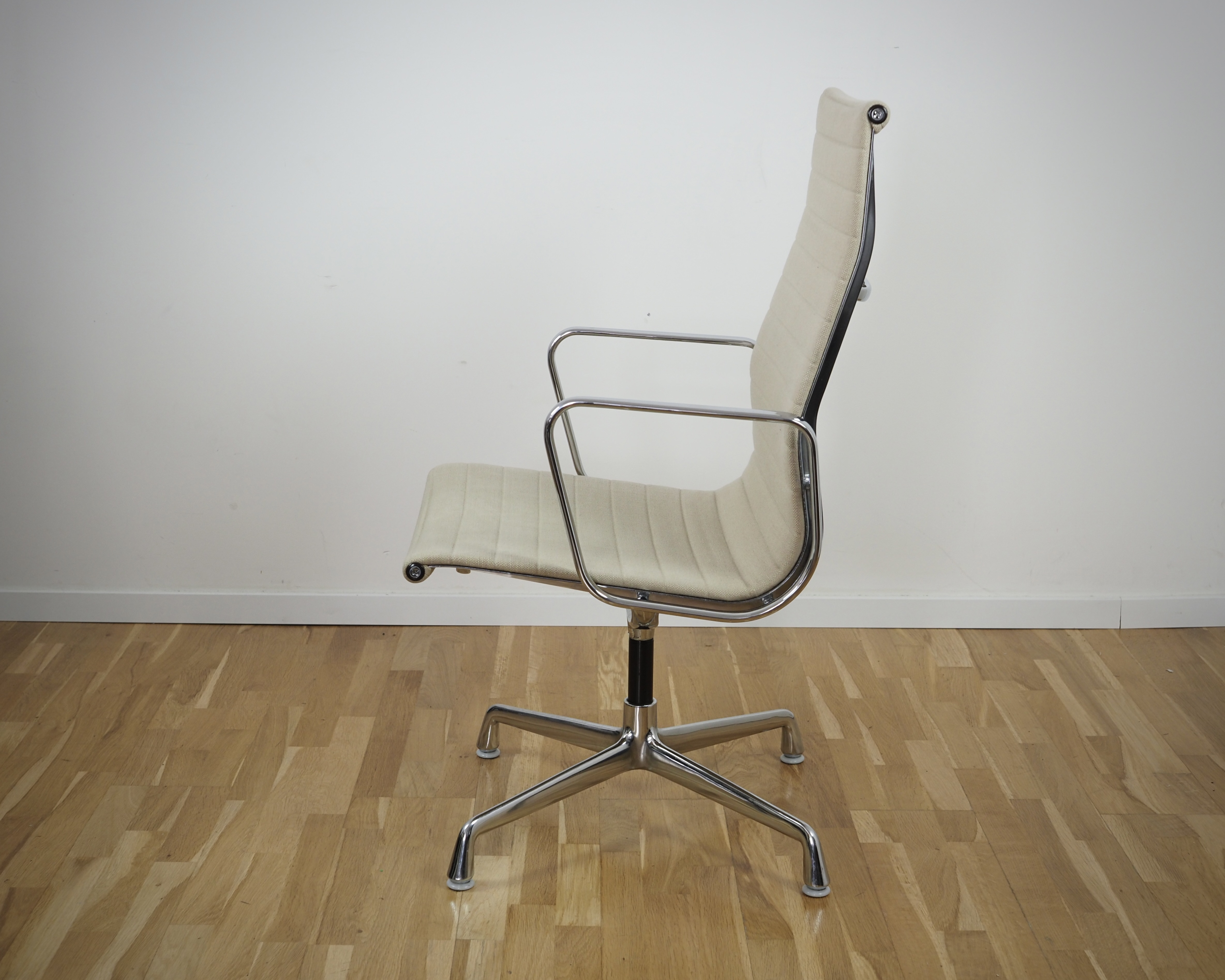 Aluminium Chair EA 112 Swivel Hopsack Beige