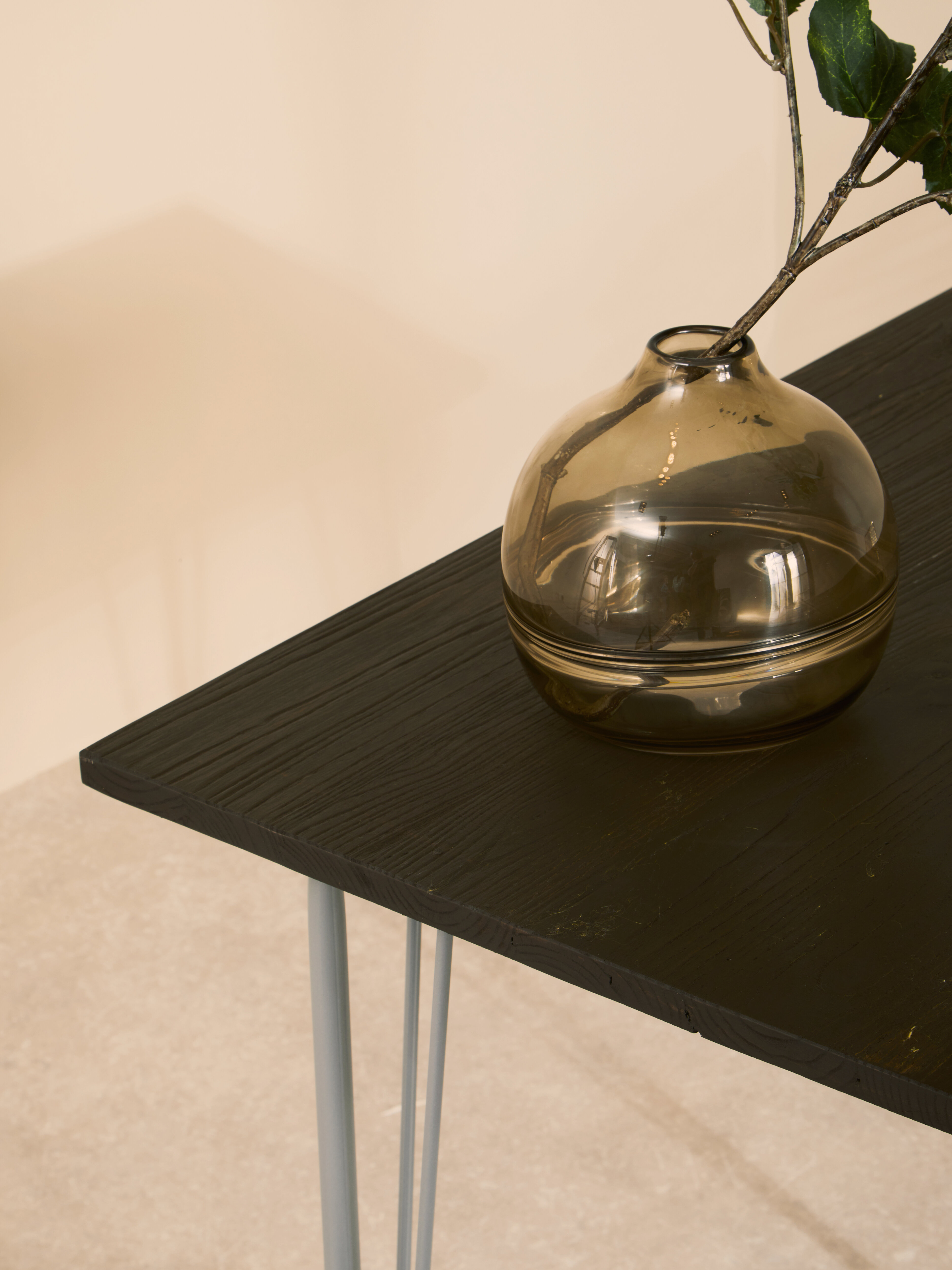 District Grey Metall und Elmholz Tisch
