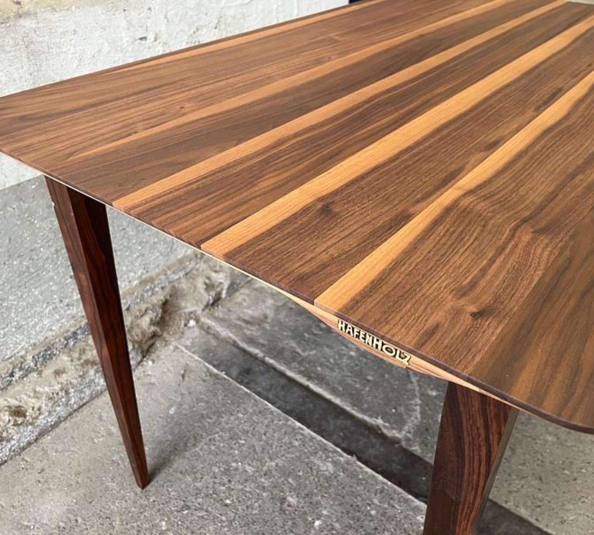 Beluga Tisch Nussbaum 3 Schichtplatte Braun