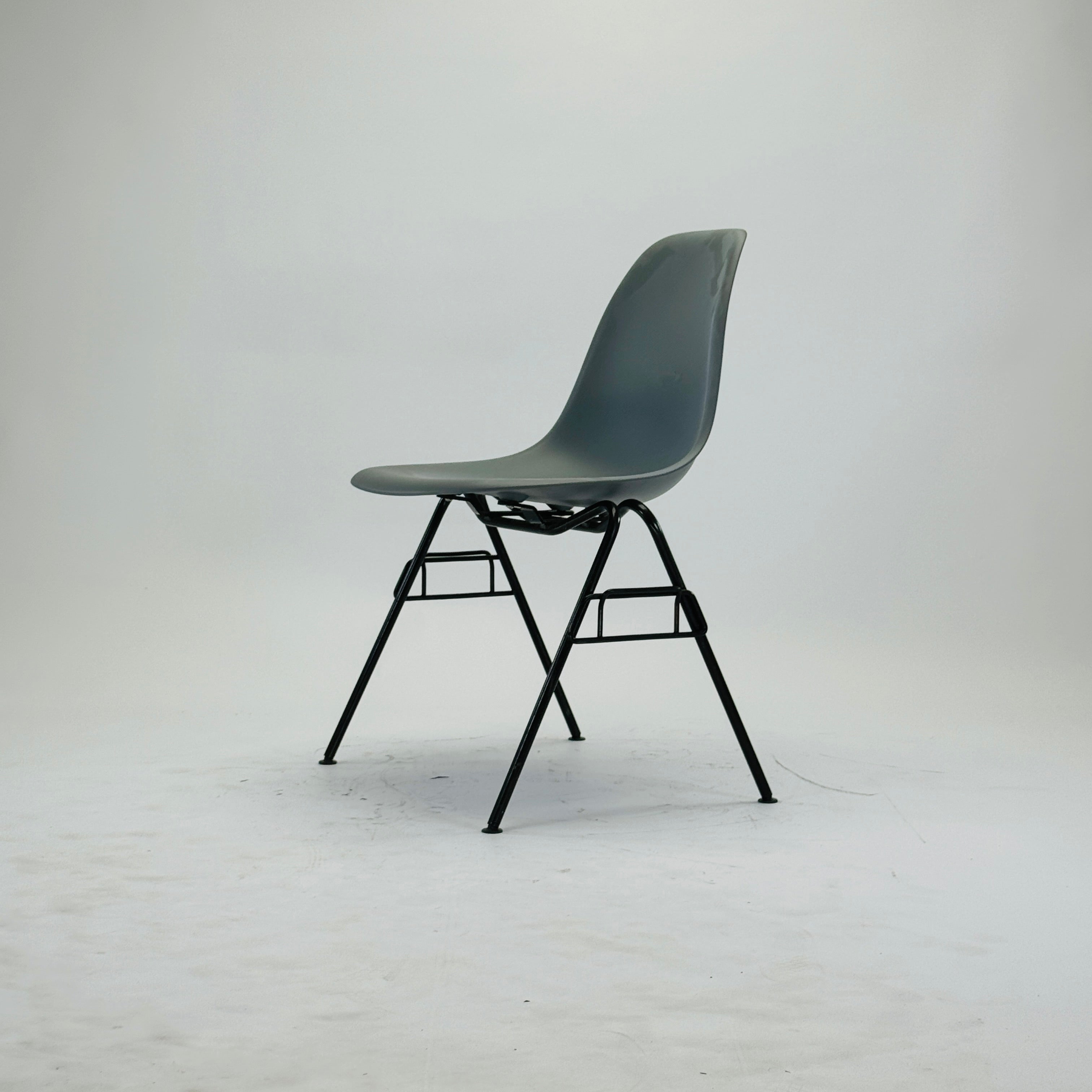 Eames DSS Plastic Side Chair Schwarz Granitgrau