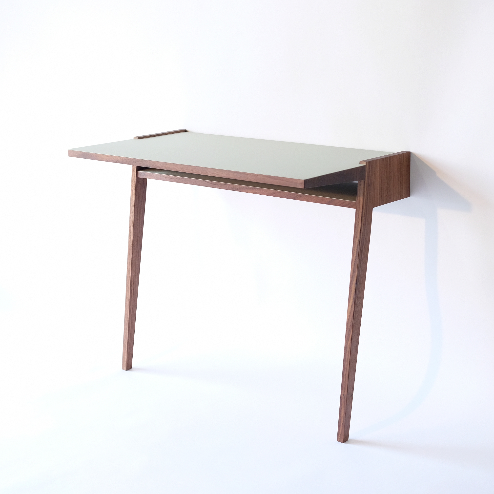 Schreibtisch bachmann1 Nussbaum Pistazie Ausstellungsstück