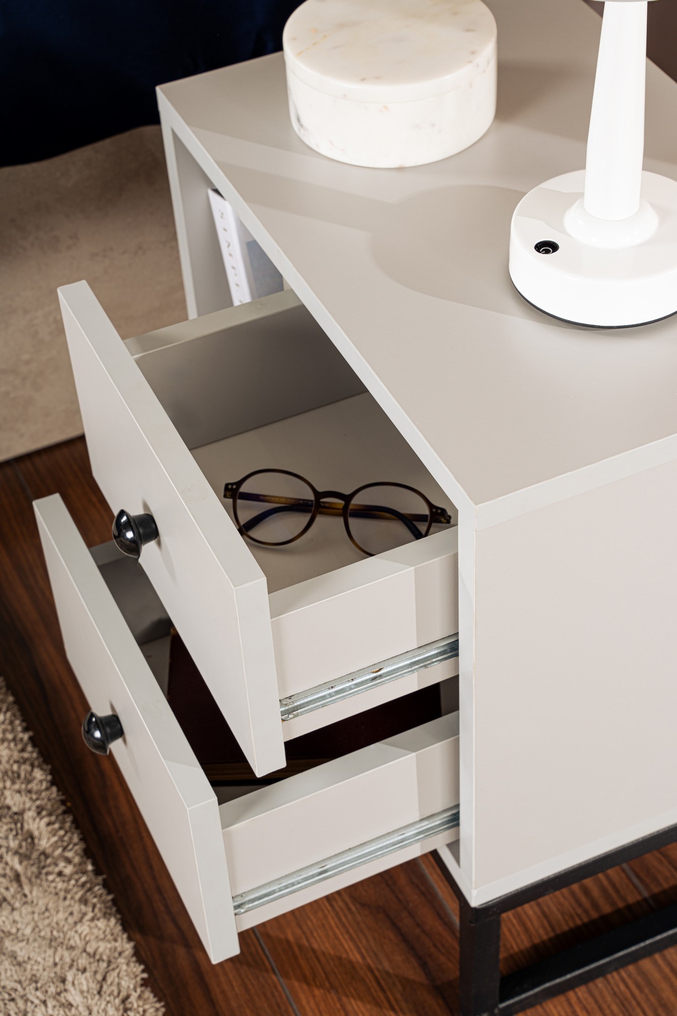 Glimmer Comodino Grigio con gambe nere