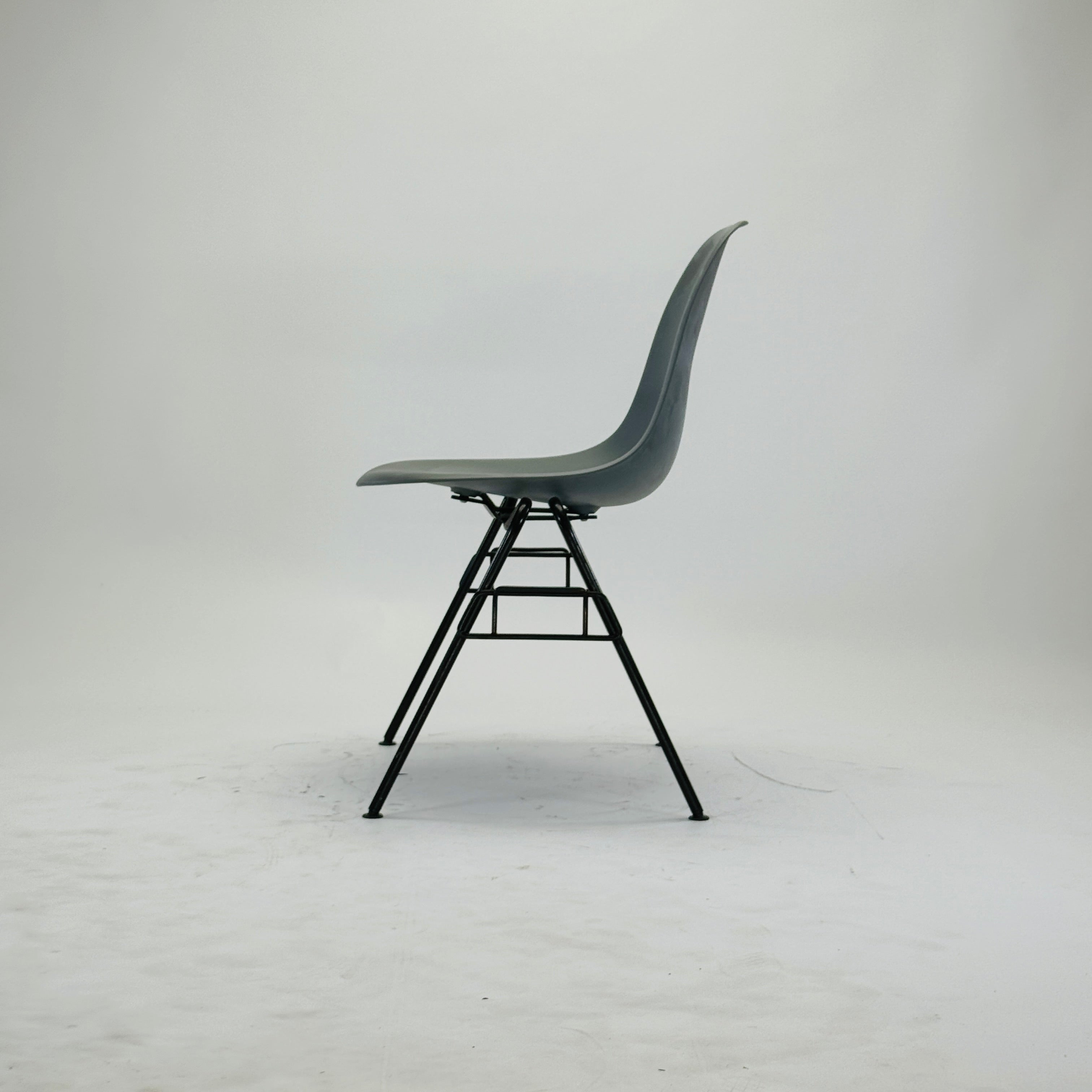 Eames DSS Plastic Side Chair Schwarz Granitgrau