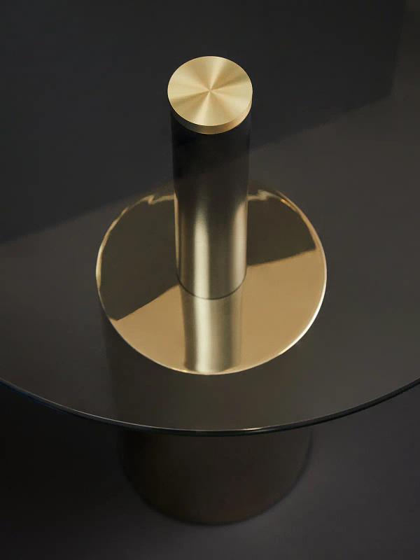 Oria Beistelltisch mit warm-metallicfarbenem Gestell
