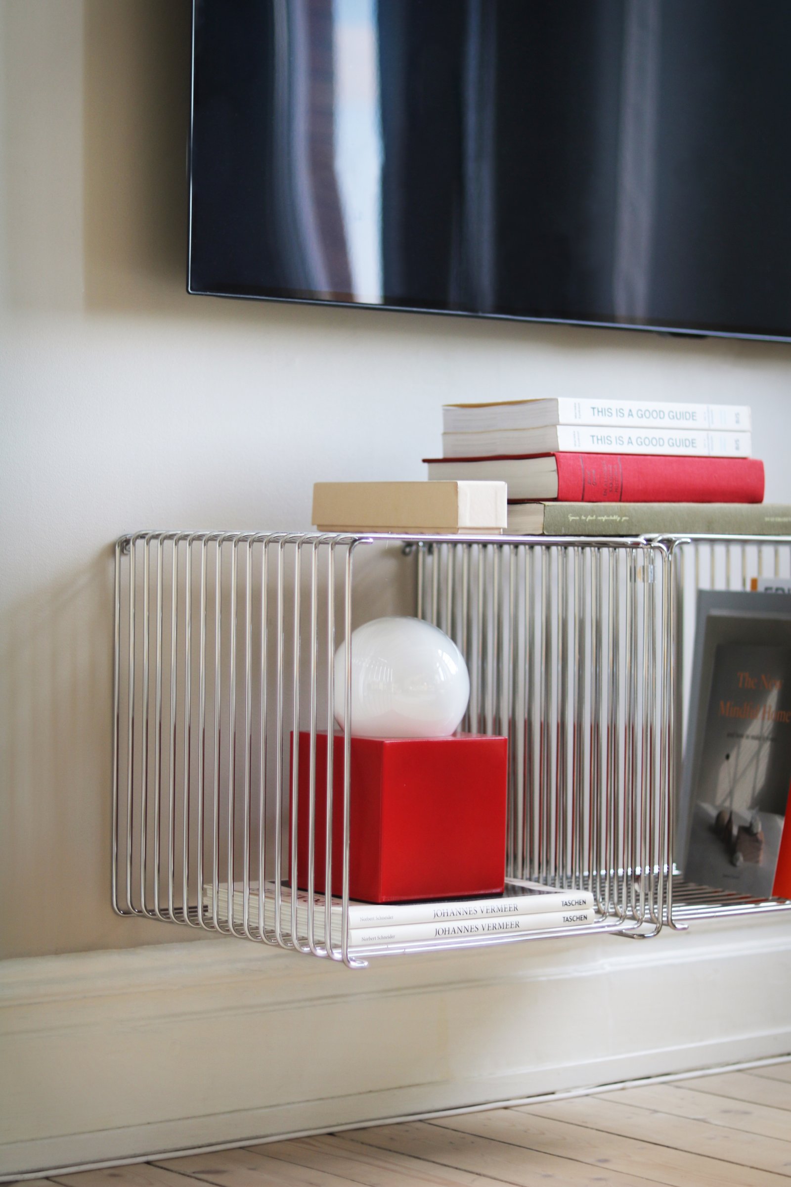 Bob 14 Tischleuchte Rot mit USB-C Ladestation