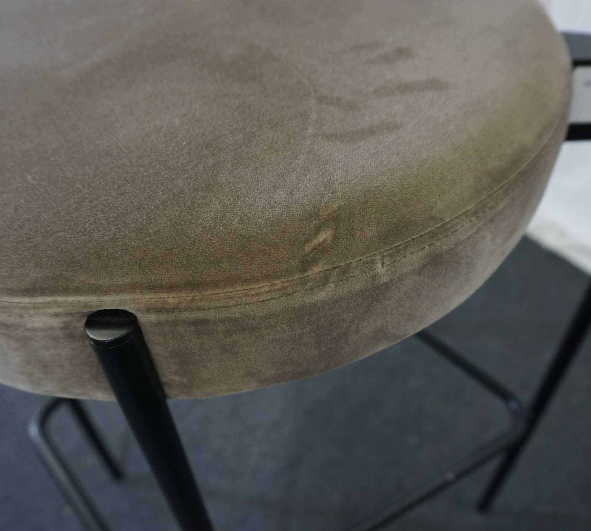 Series 430 Hocker Samt Taupe