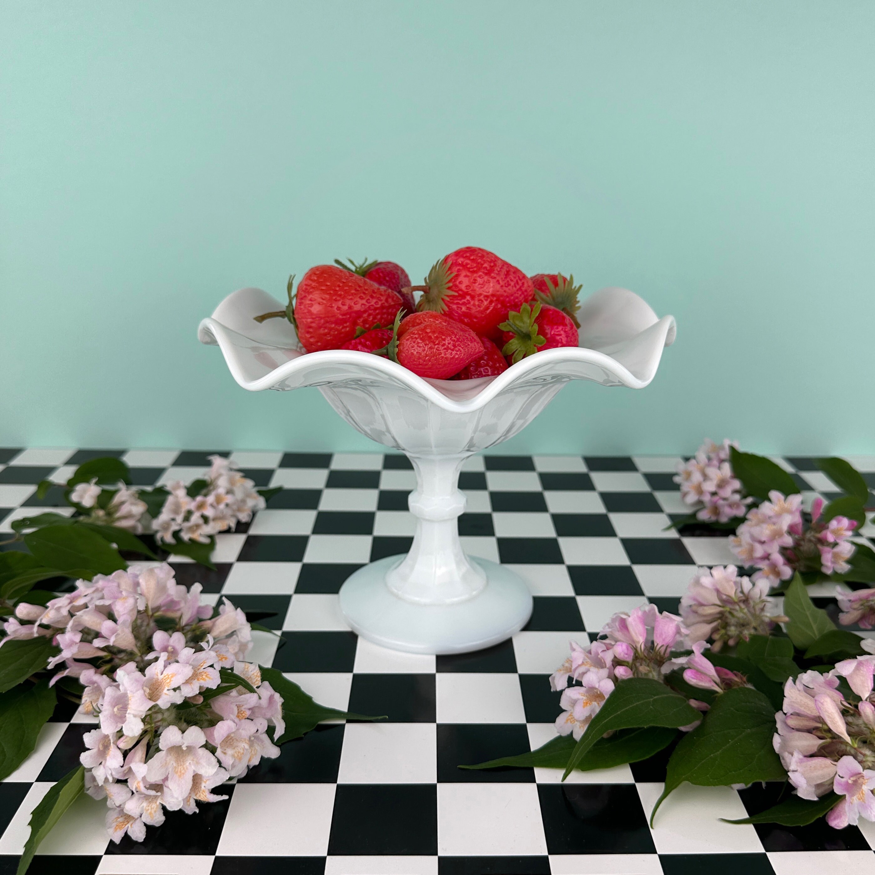 Alzatina vintage con bordo ondulato in vetro opale bianco