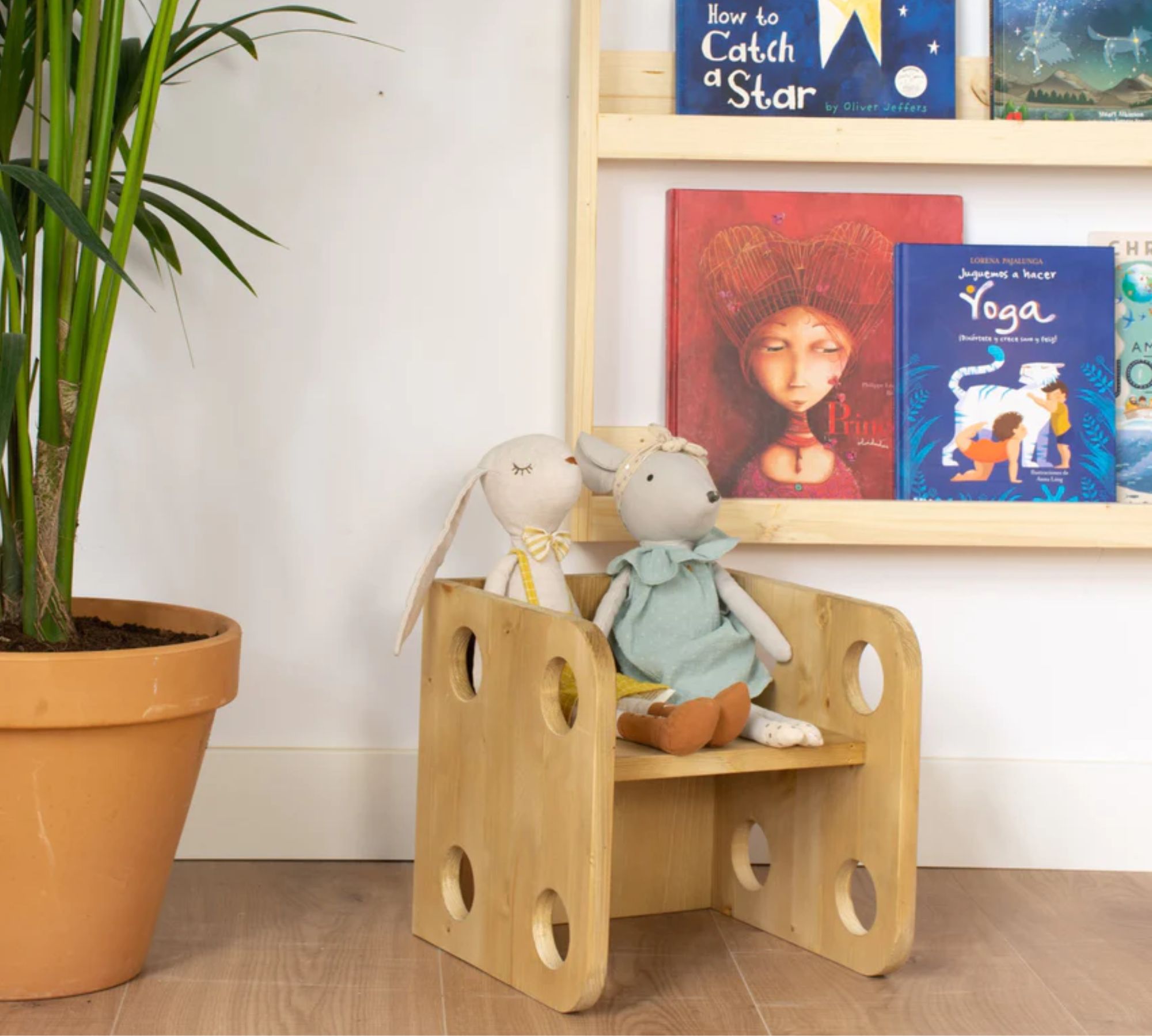 Chay Kinderstuhl Holz Nussbaum