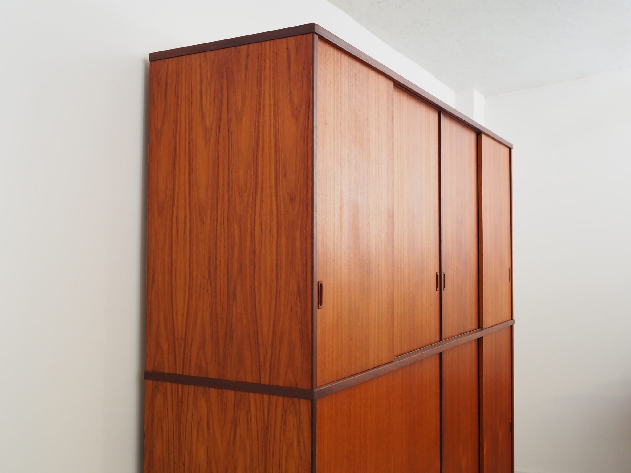 Vintage Kleiderschrank Teakholz Braun 1960er Jahre