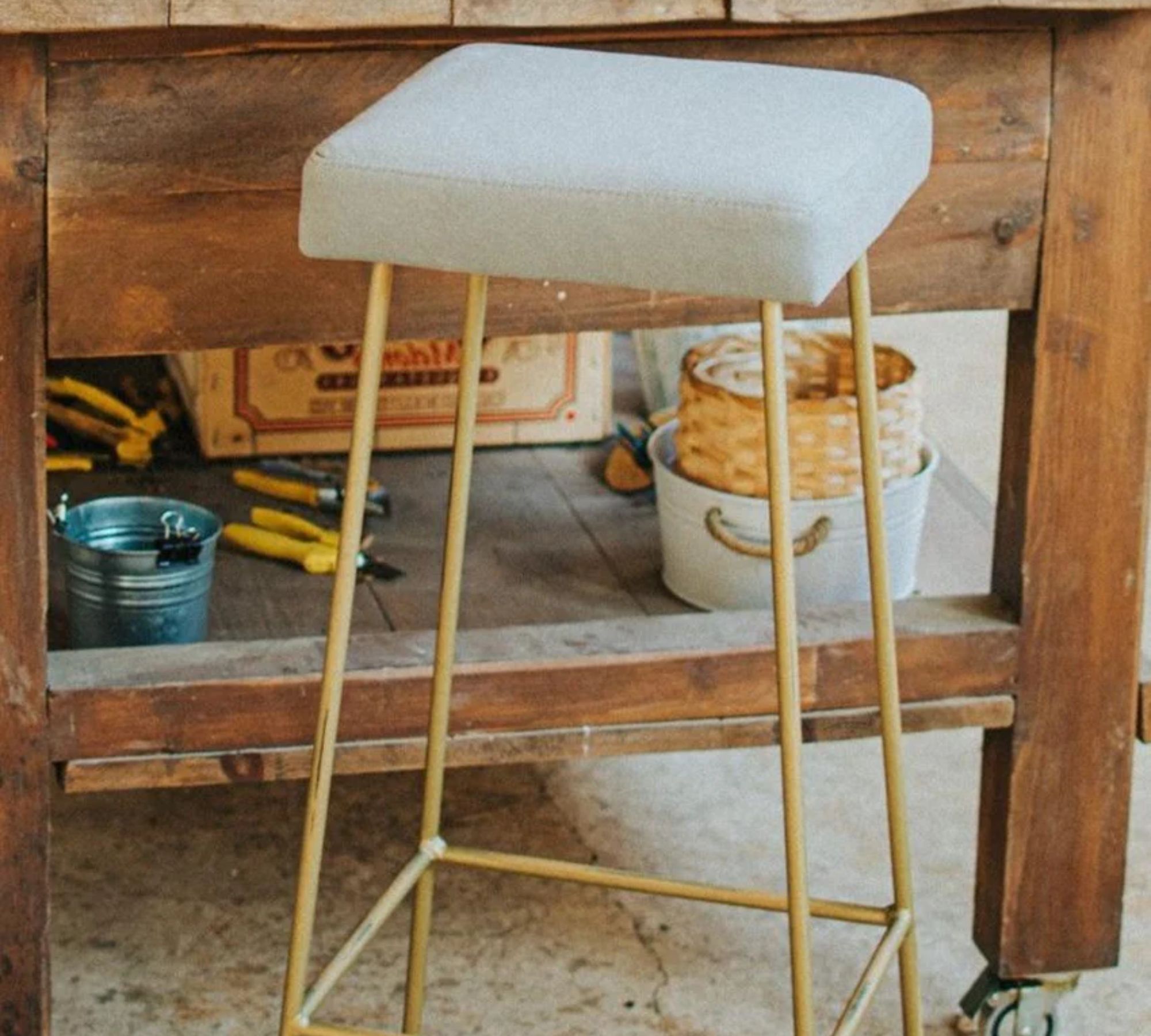 Juno Hocker Metall Holz Textil Gold Gealtert