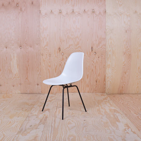 Eames DSX Plastic Side Chair Schwarzes Untergestell Weiß