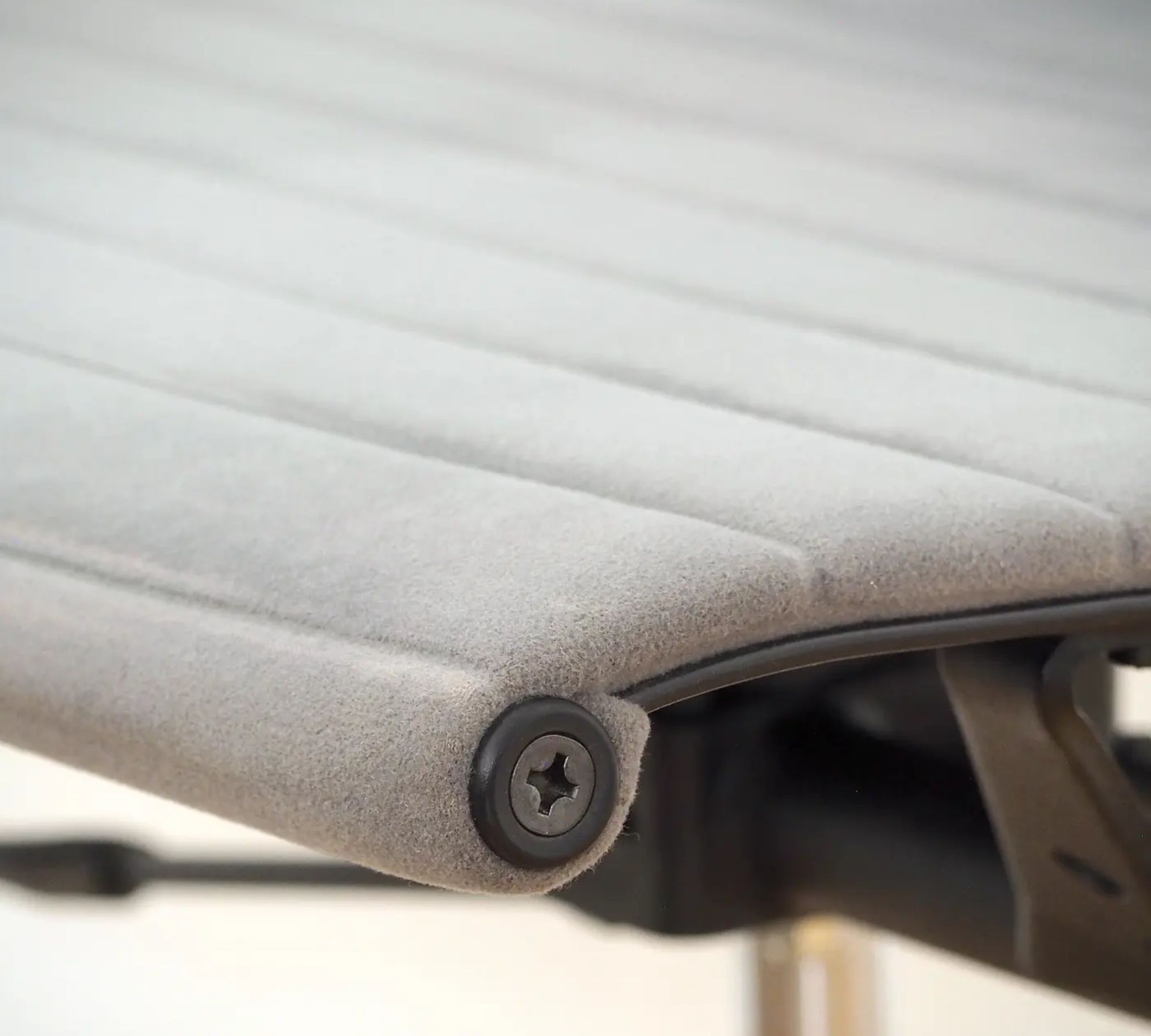 EA 119 Aluminium Chair Cosy Grey