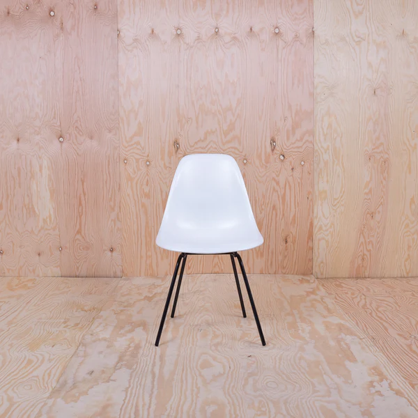 Eames DSX Plastic Side Chair Schwarzes Untergestell Weiß