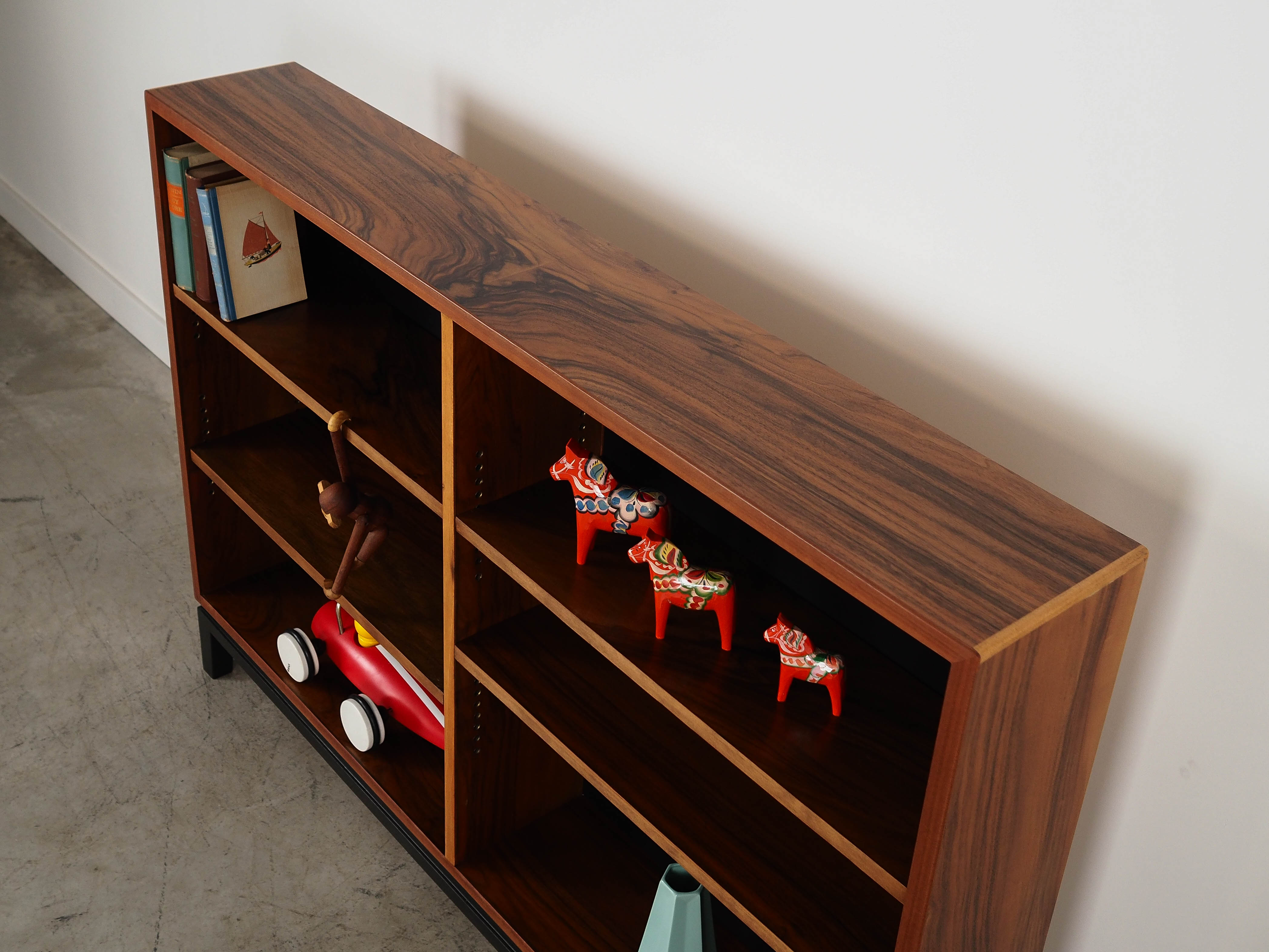 Nussbaum-Bücherregal Braun 1970er Jahre