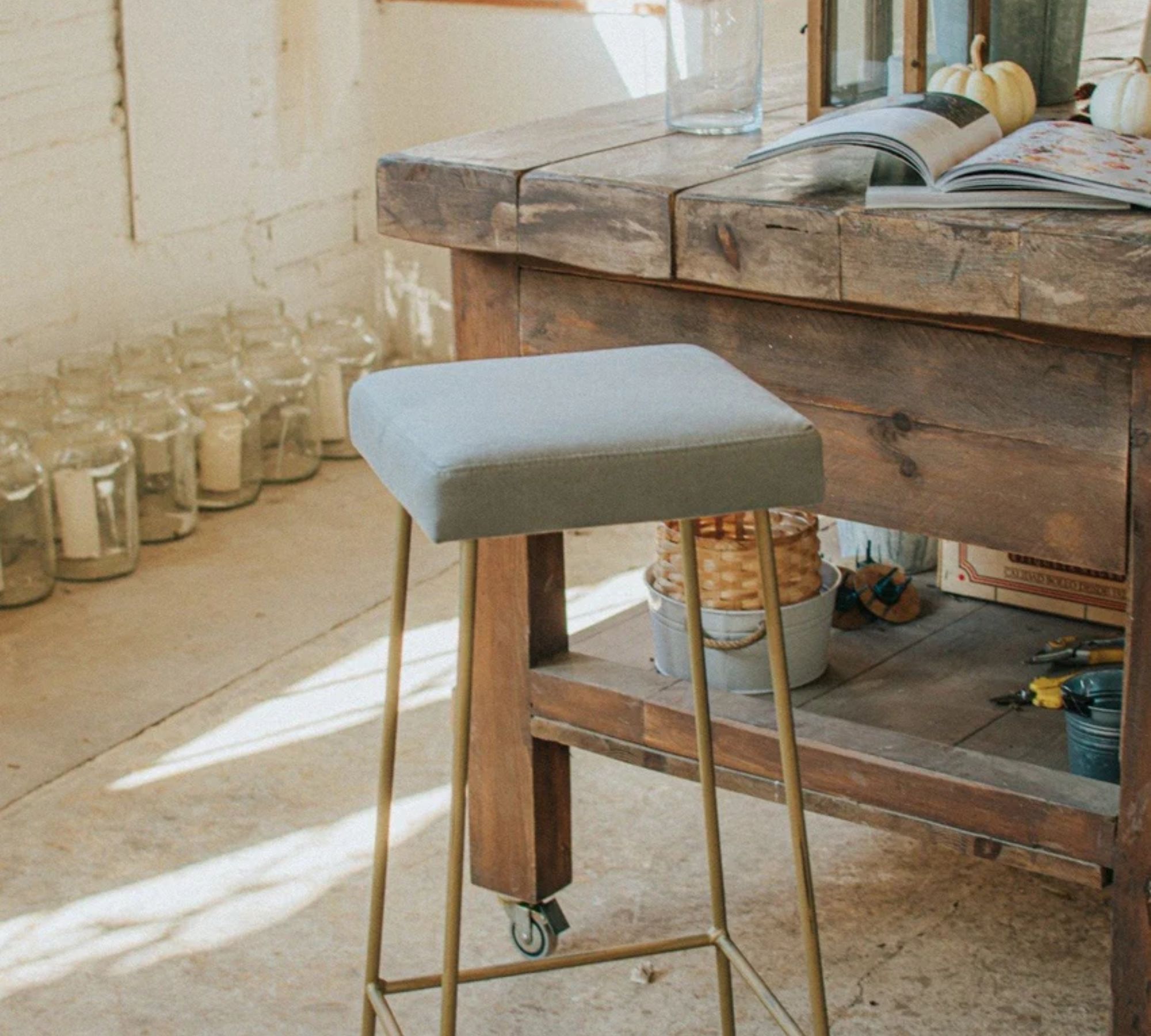 Juno Hocker Metall Holz Textil Gold Gealtert