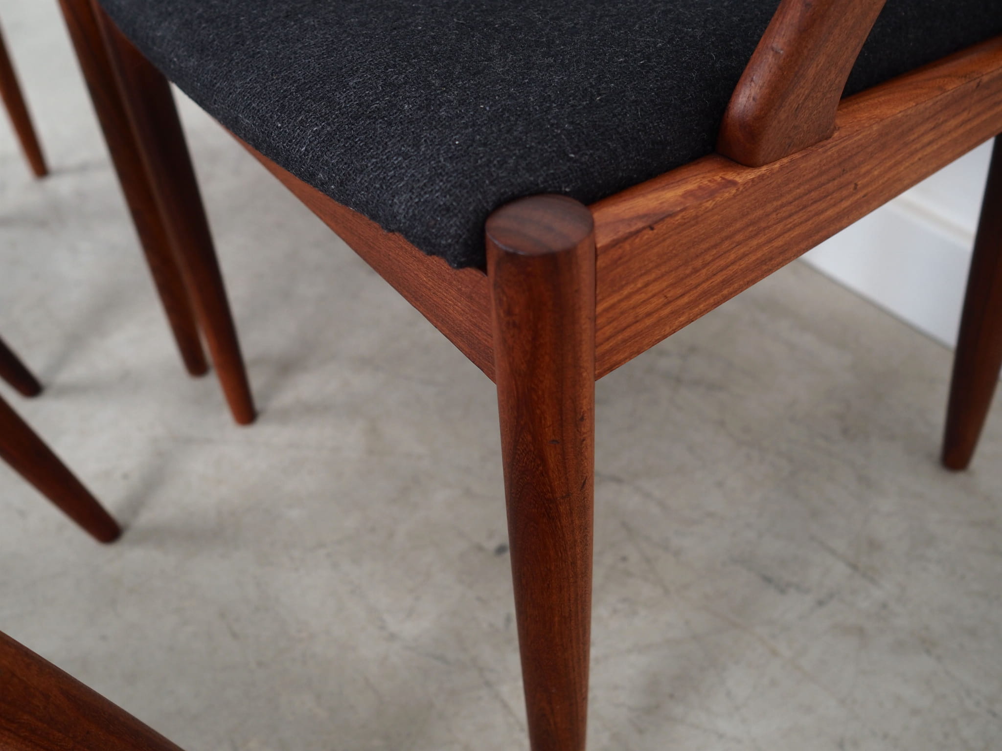 4x Vintage Armlehnstuhl Teakholz Textil Schwarz 1970er Jahre