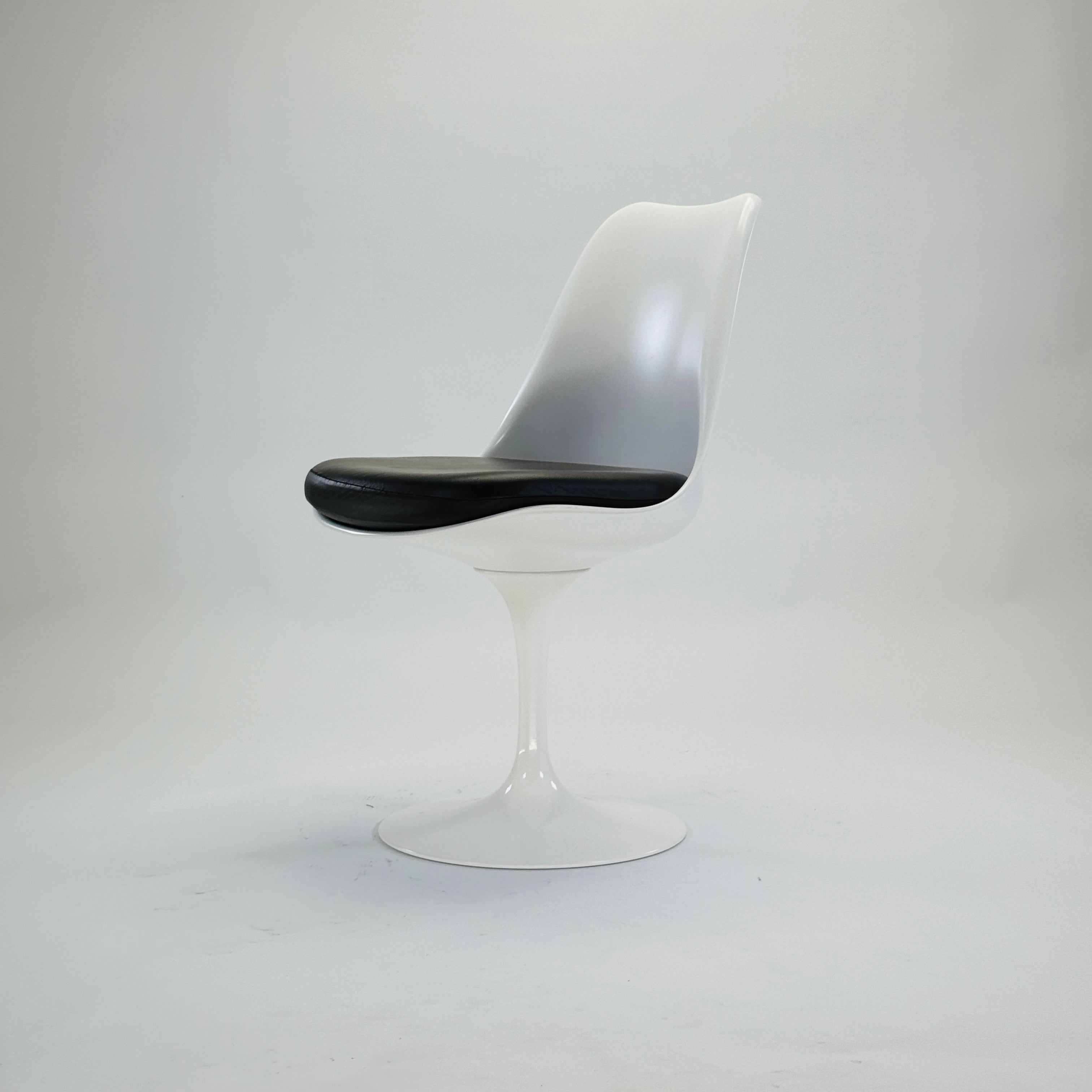 Saarinen Tulip Sidechair Weiß mit schwarzem Sitzpolster