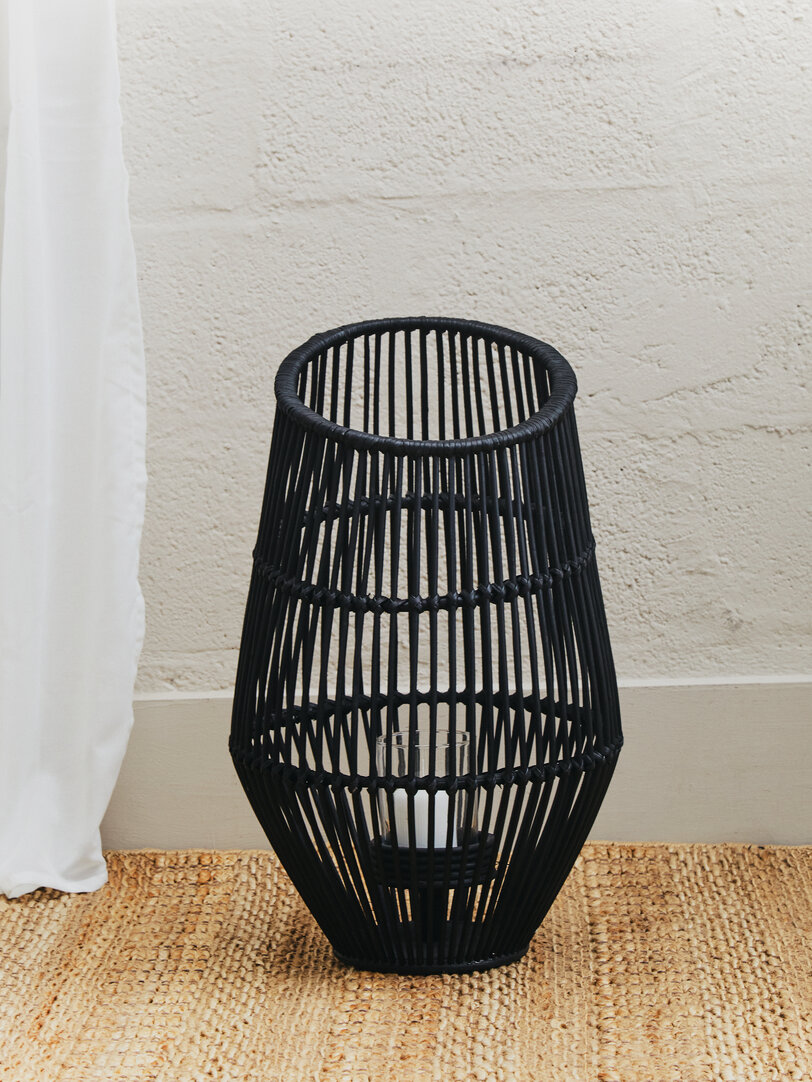 Mataram Große Schwarze Naturrattan Laterne