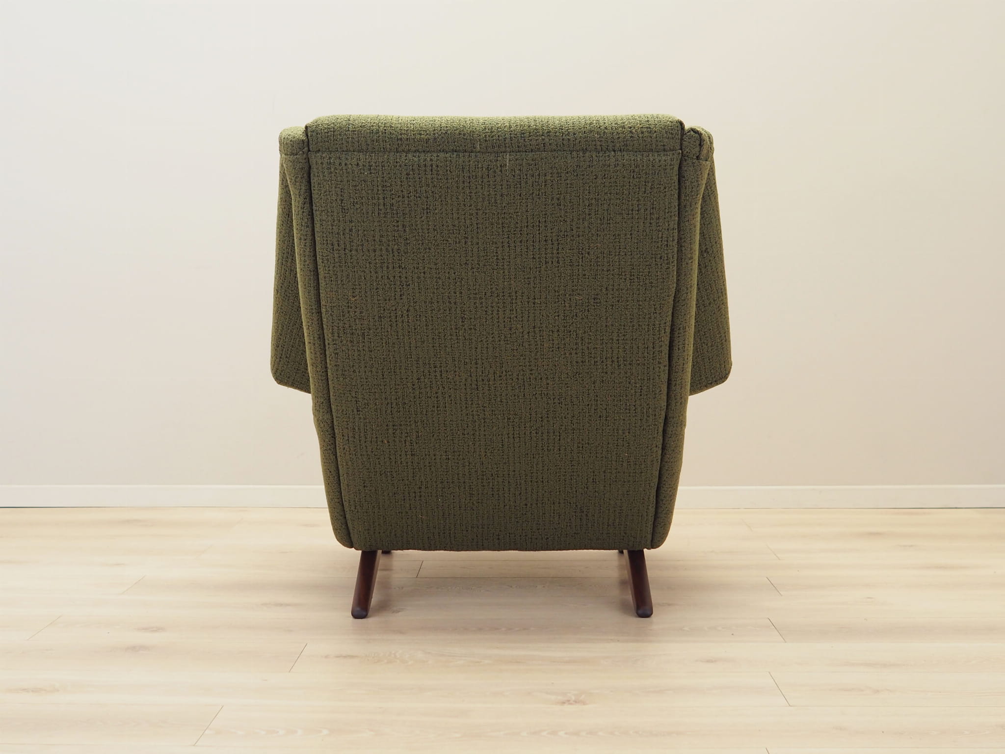 The only German parts of the text translate to:Armchair Green 1970s