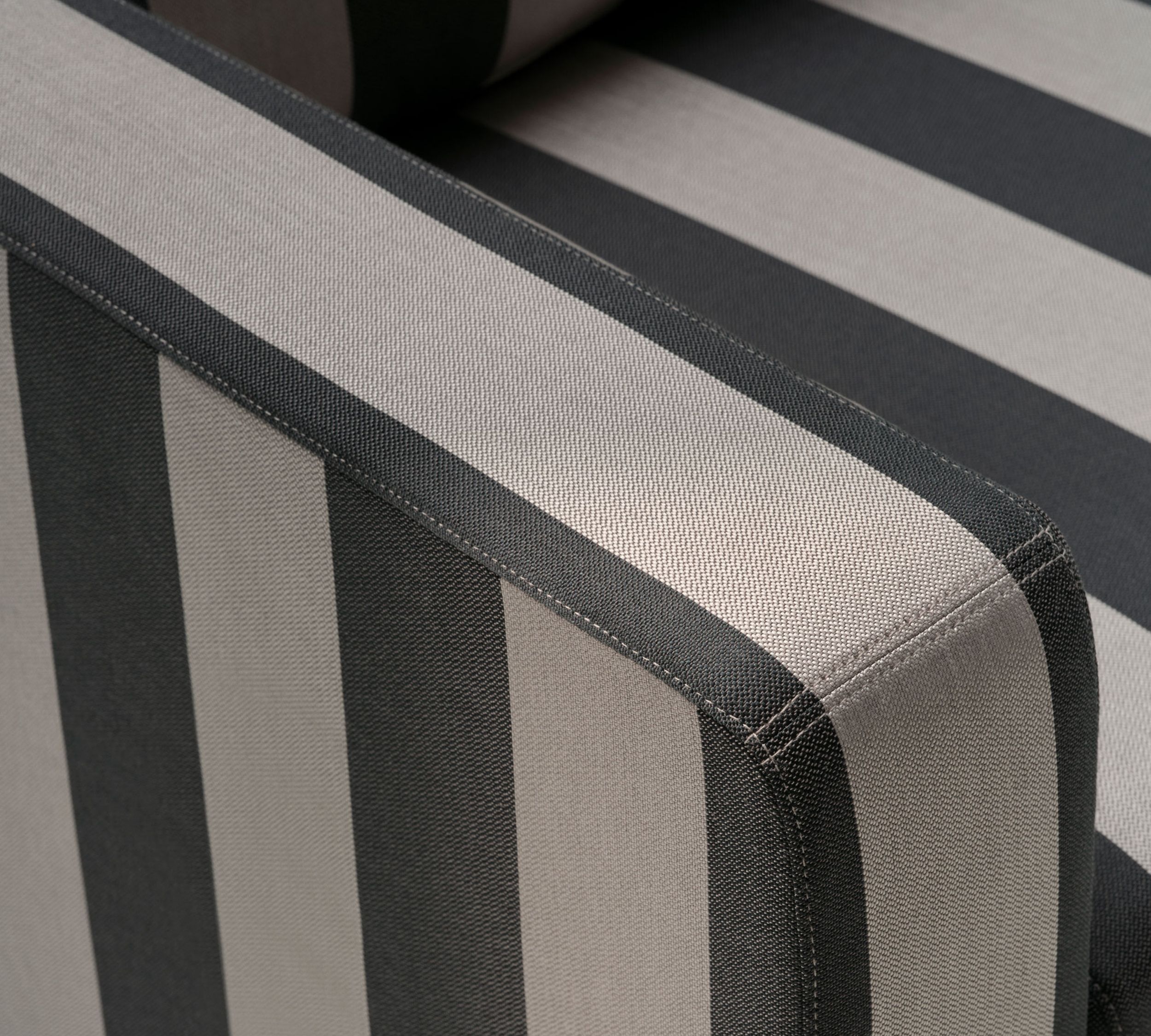 Dylan Sofa 4-Sitzer Line Latte Black