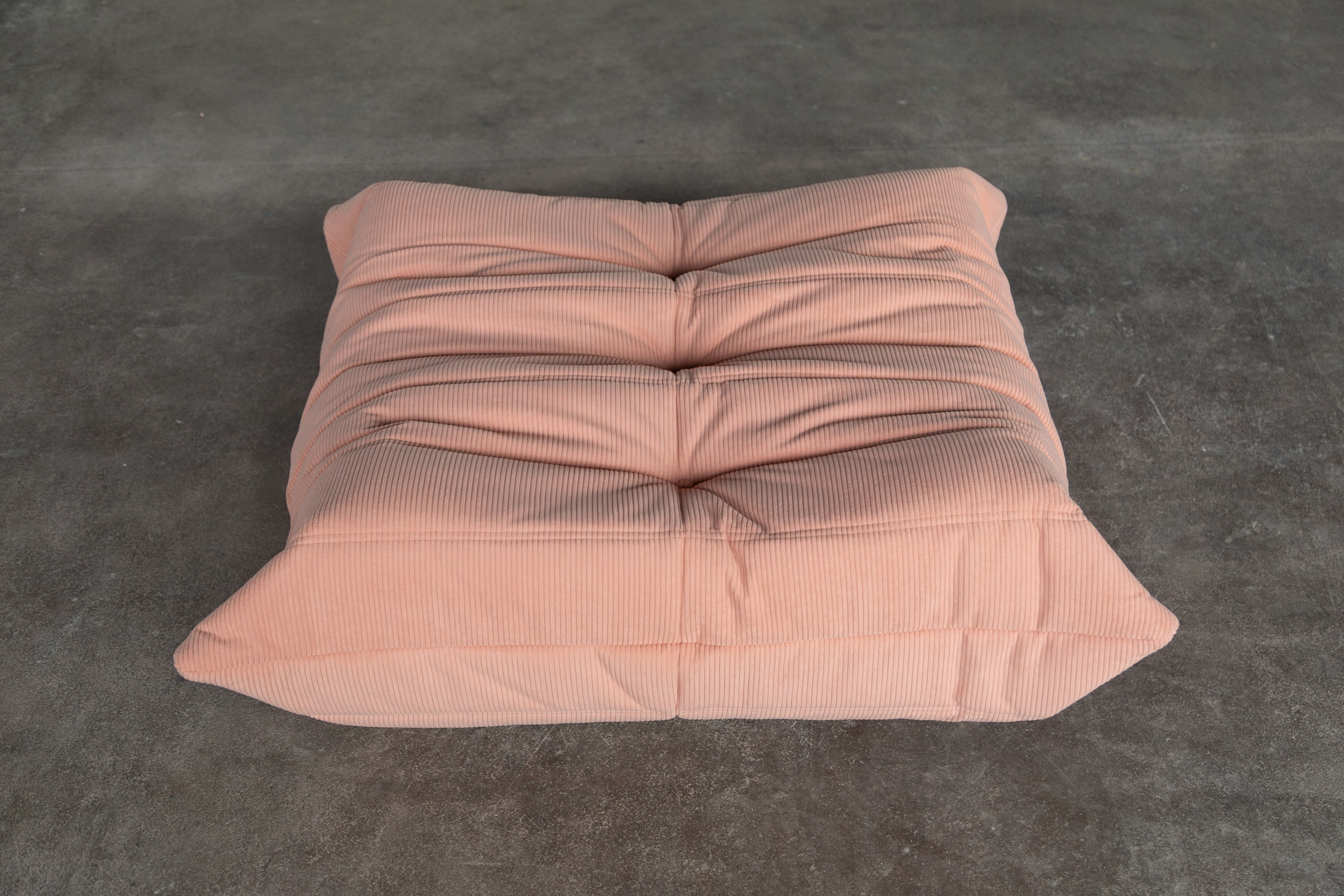 Togo Ottoman Cord Rosa