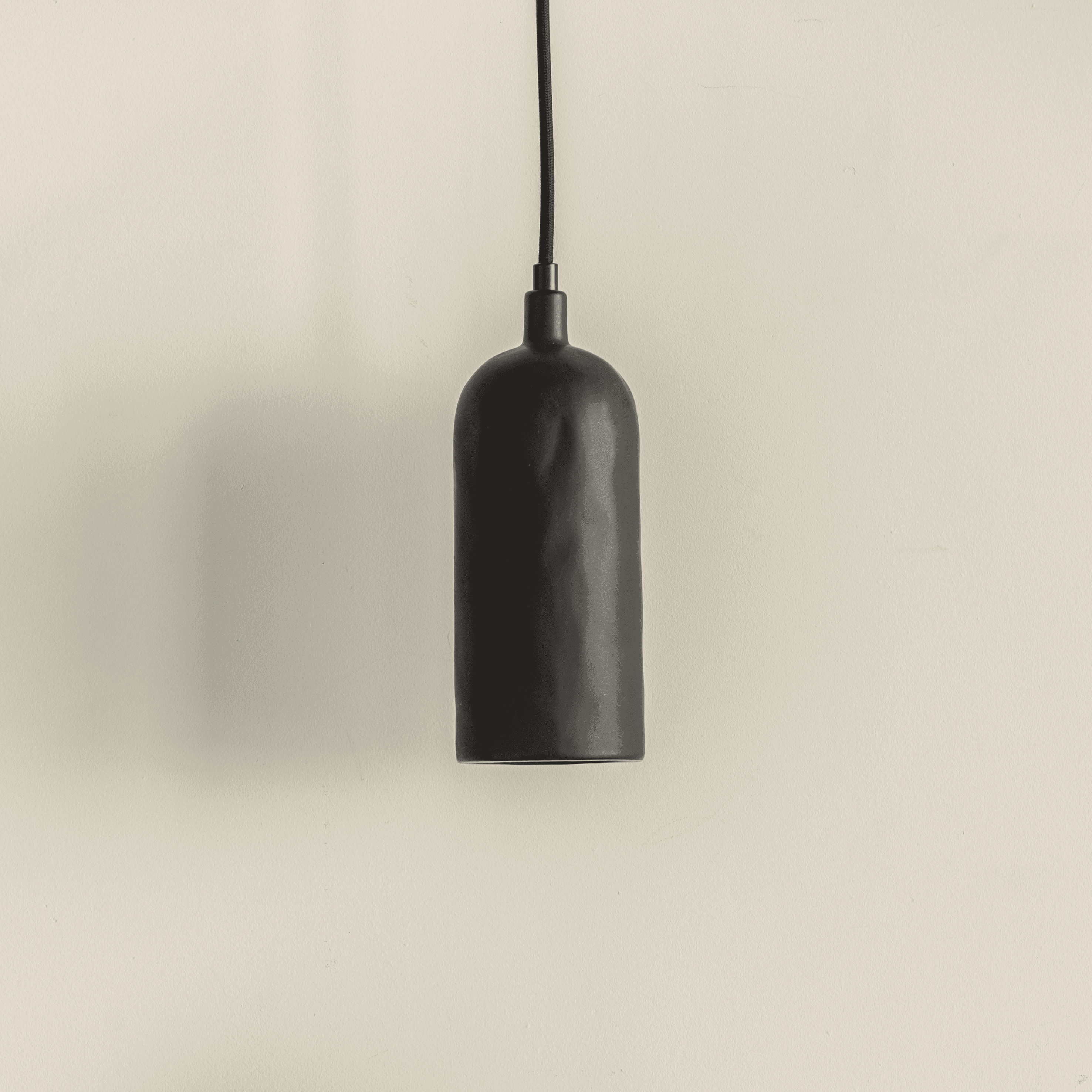 Tiny hanging lamp ceramic black
