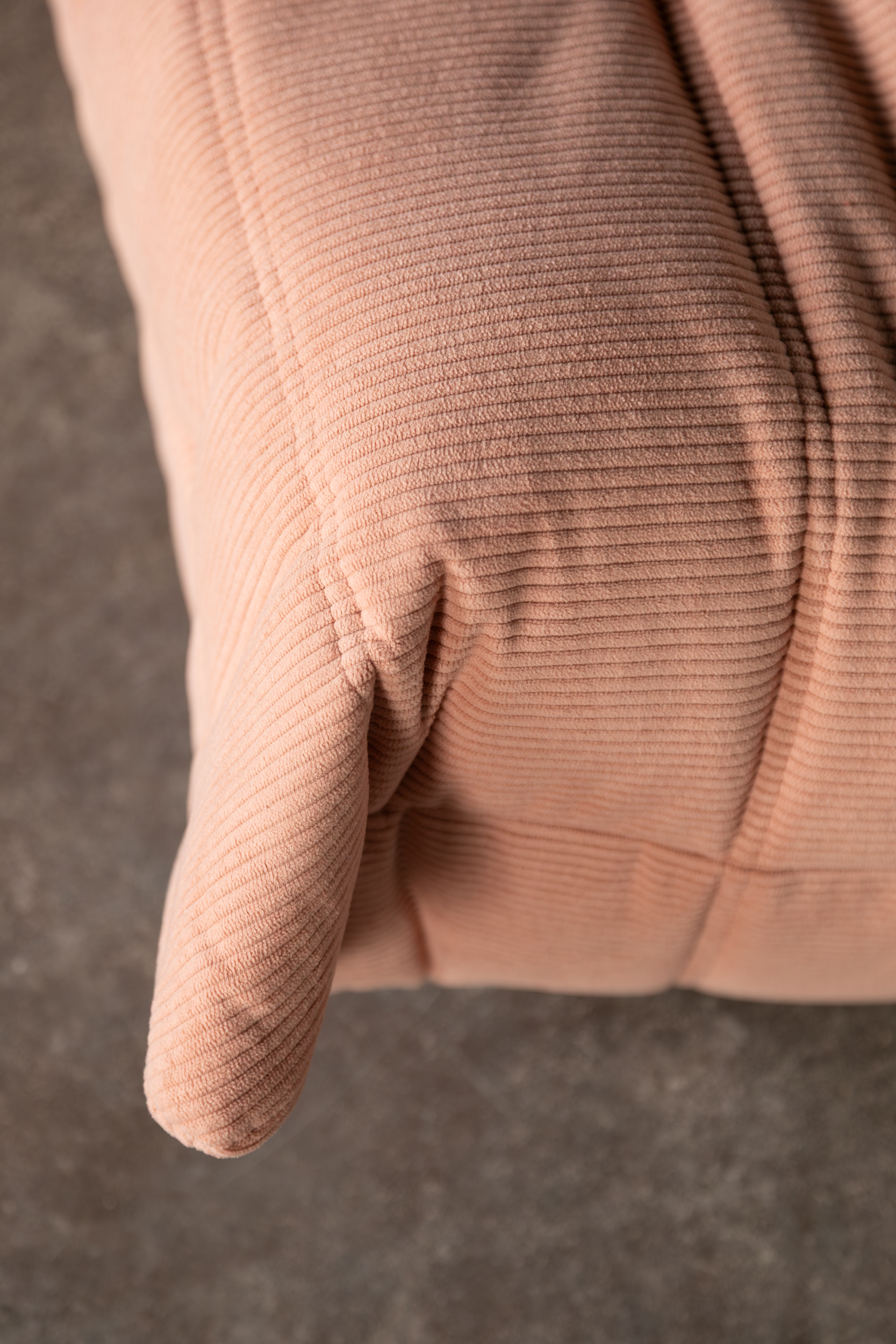 Togo Ottoman Cord Rosa