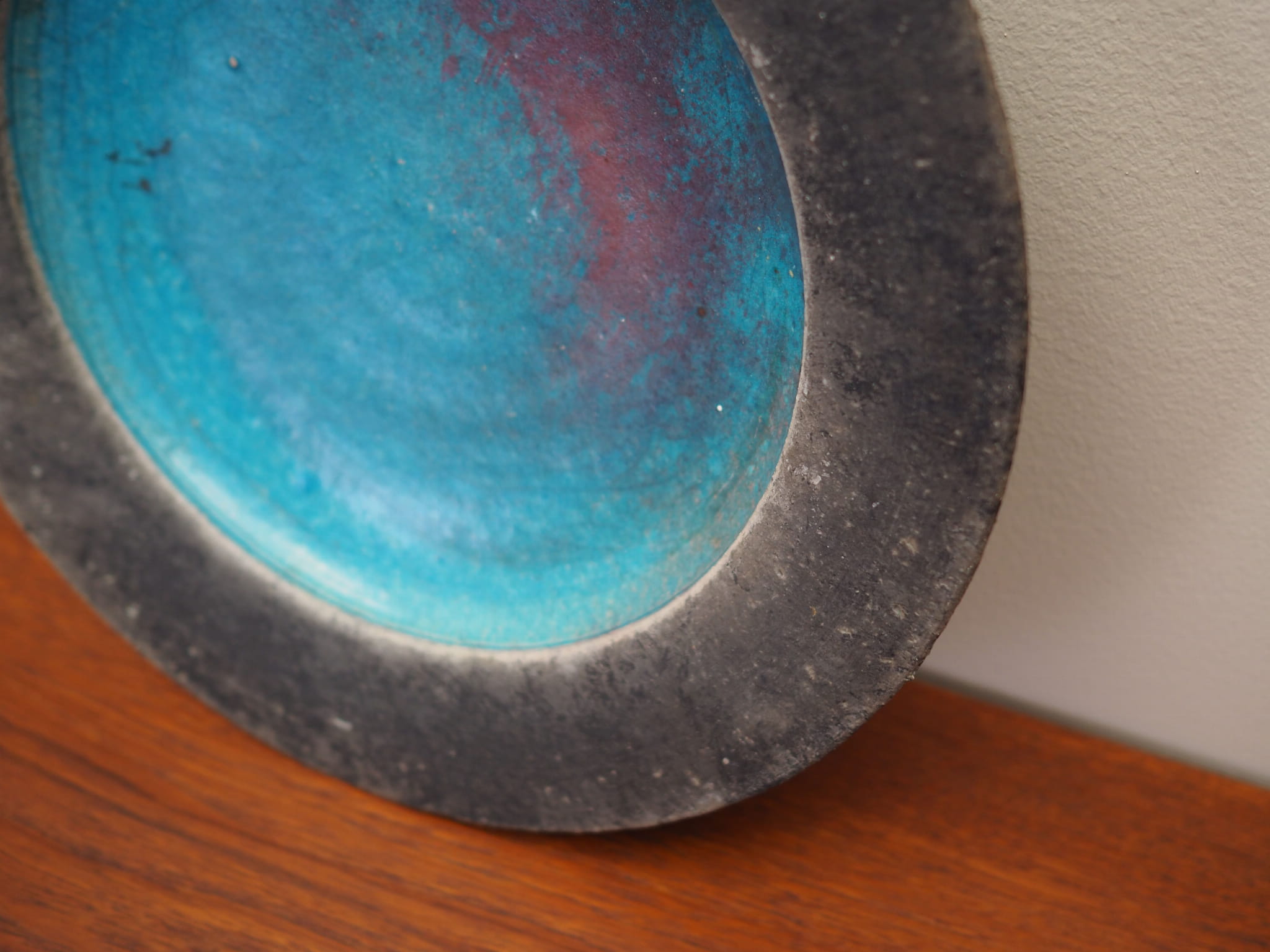 Piatto in ceramica multicolore anni '60