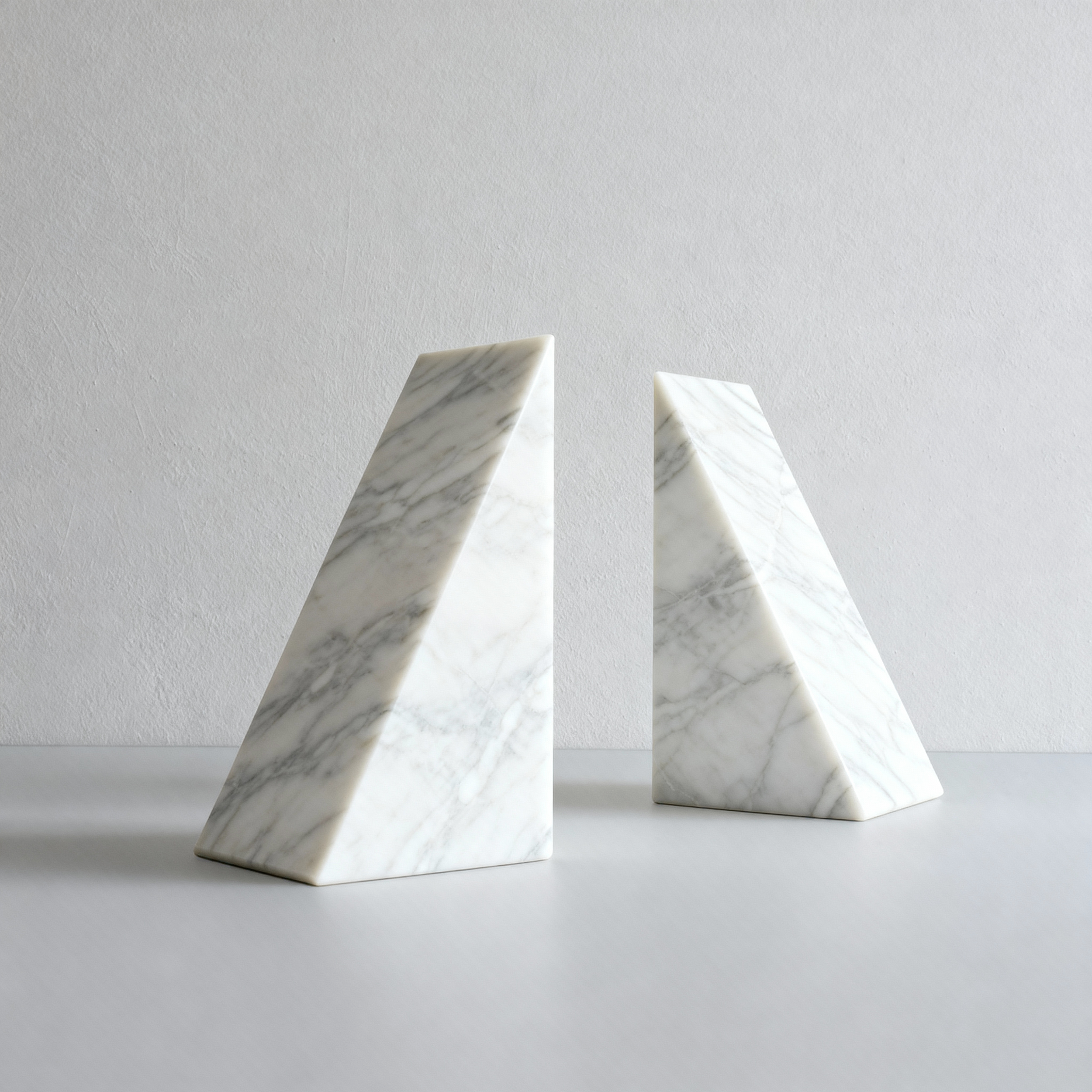 2x Buchstütze Carrara Weiß Grau