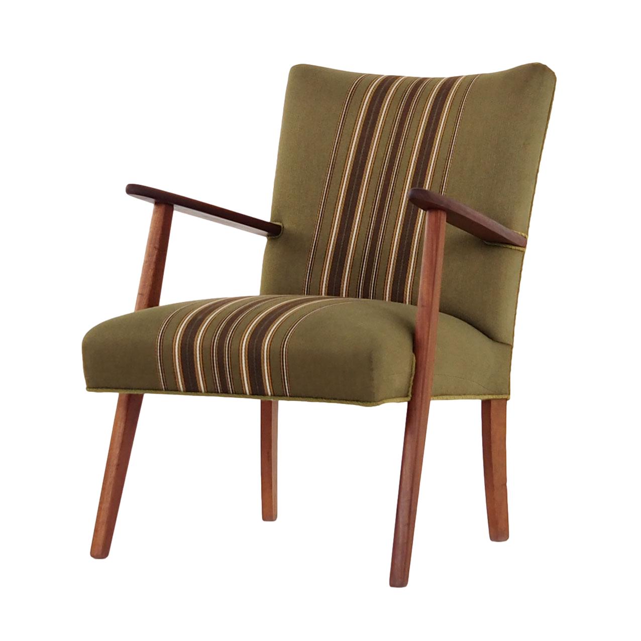Sedia vintage teak tessuto verde anni '60".
    But "in" and "e" are necessary for Italian grammar.
    However, marketplace titles often omit them.
    "Sedia vintage teak tessuto verde anni '60"

    Let's go with: Sedia vintage in teak e tessuto verde anni '60. It sounds "premium".

    Actually, looking