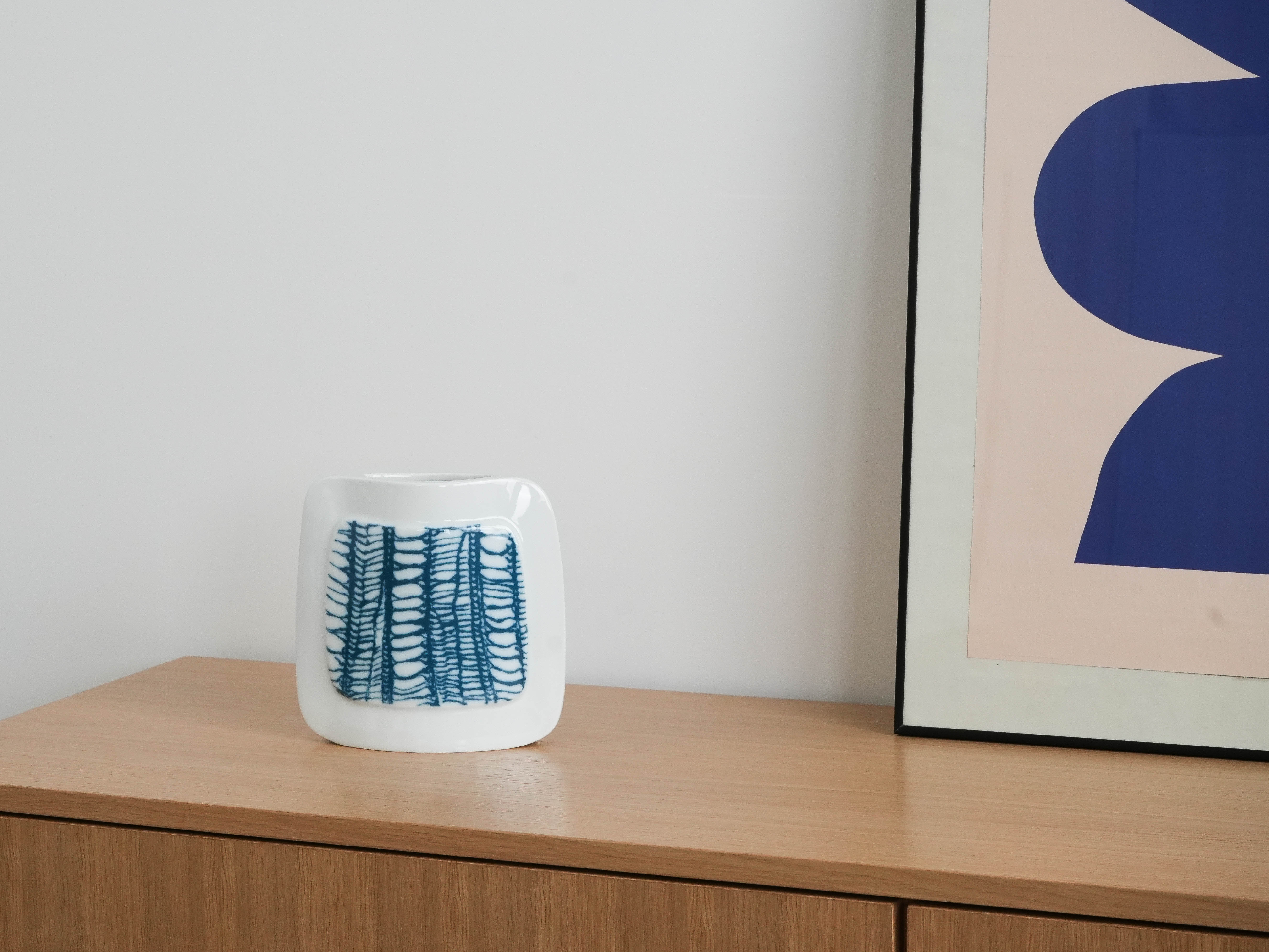 Porzellanvase Weiß Blau 1970er Jahre