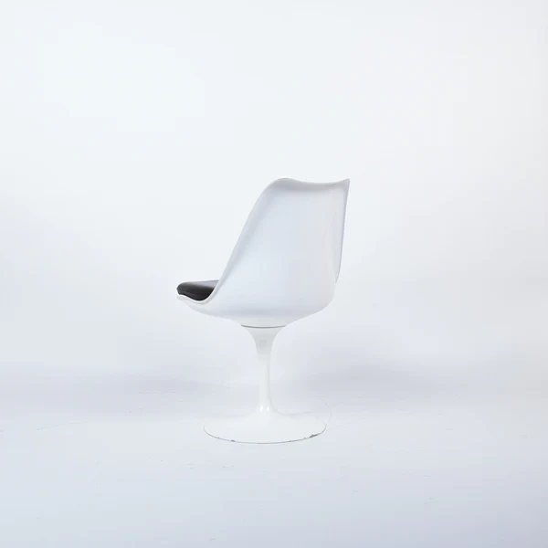 Knoll Saarinen Tulip Chair Weiß mit schwarzem Sitzpolster