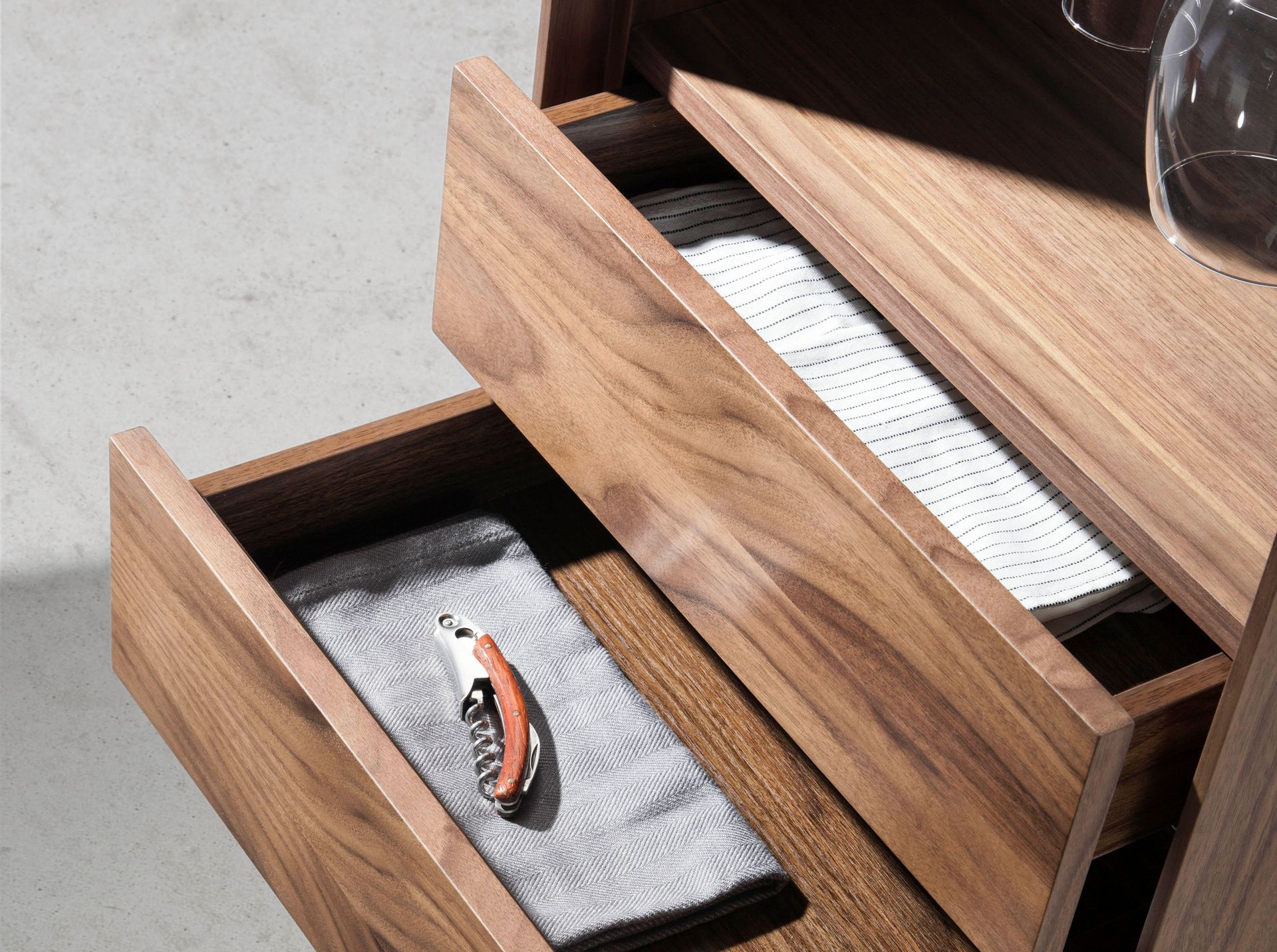 Drehbarer Barschrank Walnussholz