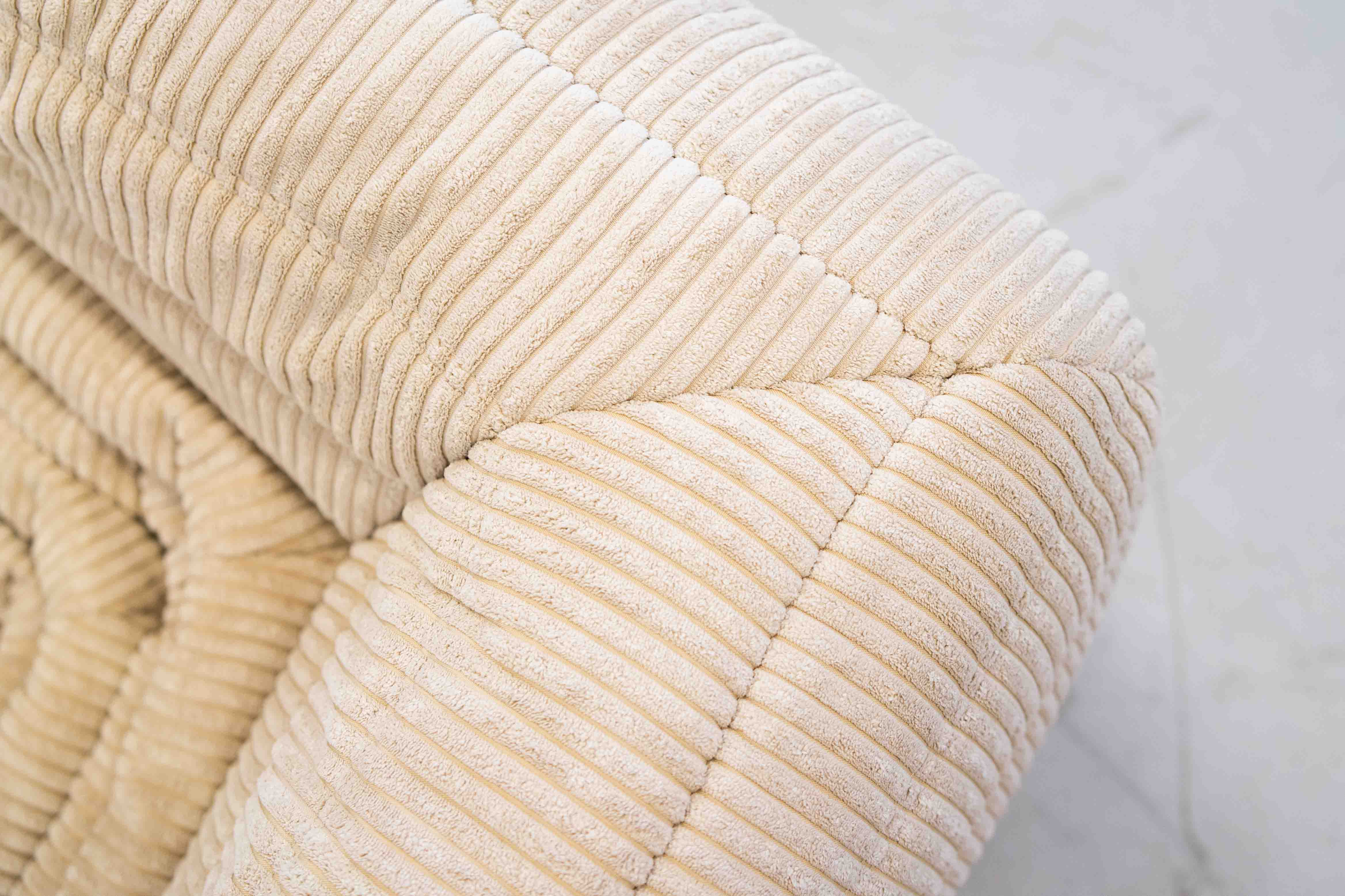 Togo Divano 2 posti con bracciolo velluto a coste beige