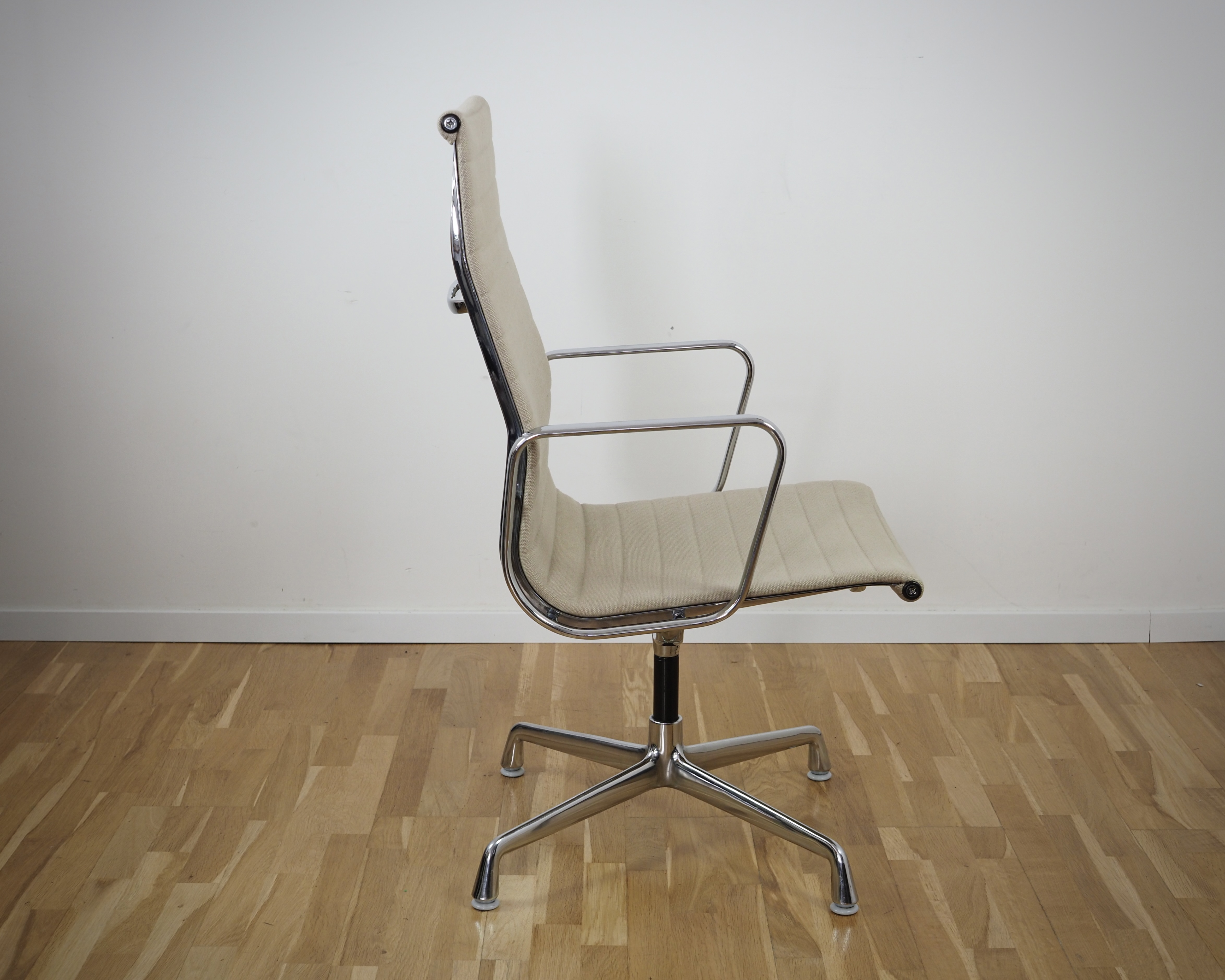 Aluminium Chair EA 112 Swivel Hopsack Beige