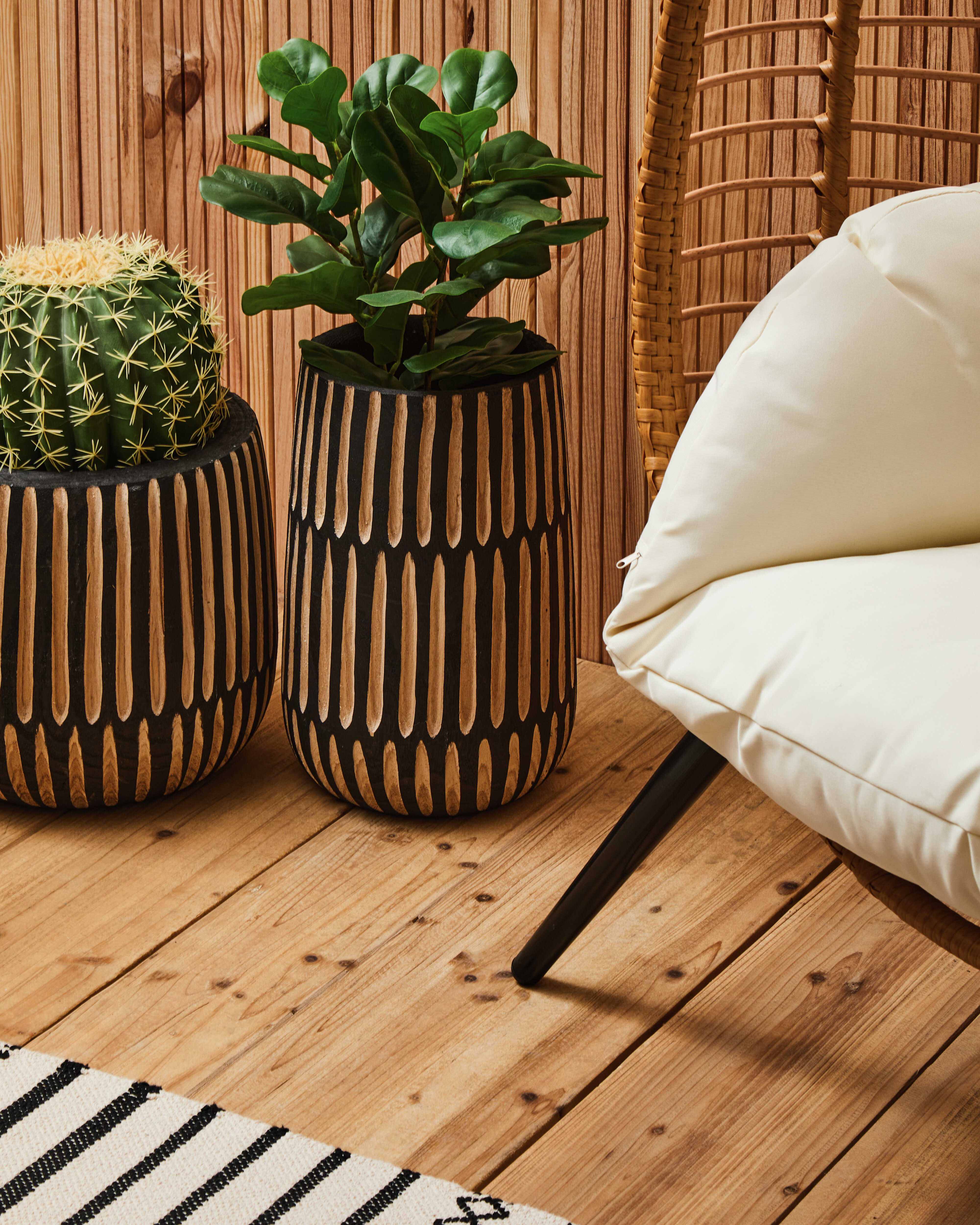 Arlo Große Natur und Schwarze Holzvase
