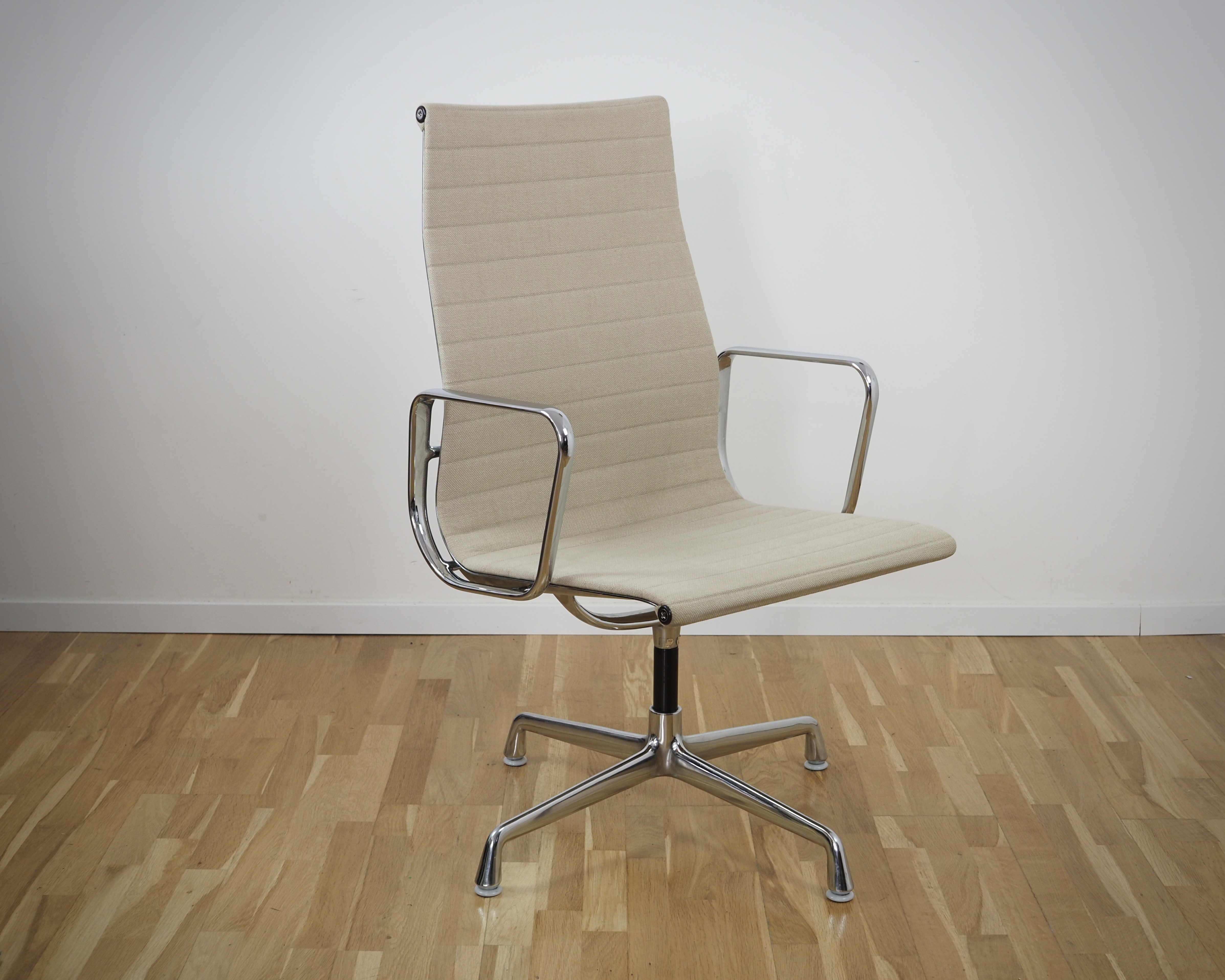 Aluminium Chair EA 112 Drehbar Hopsack Beige