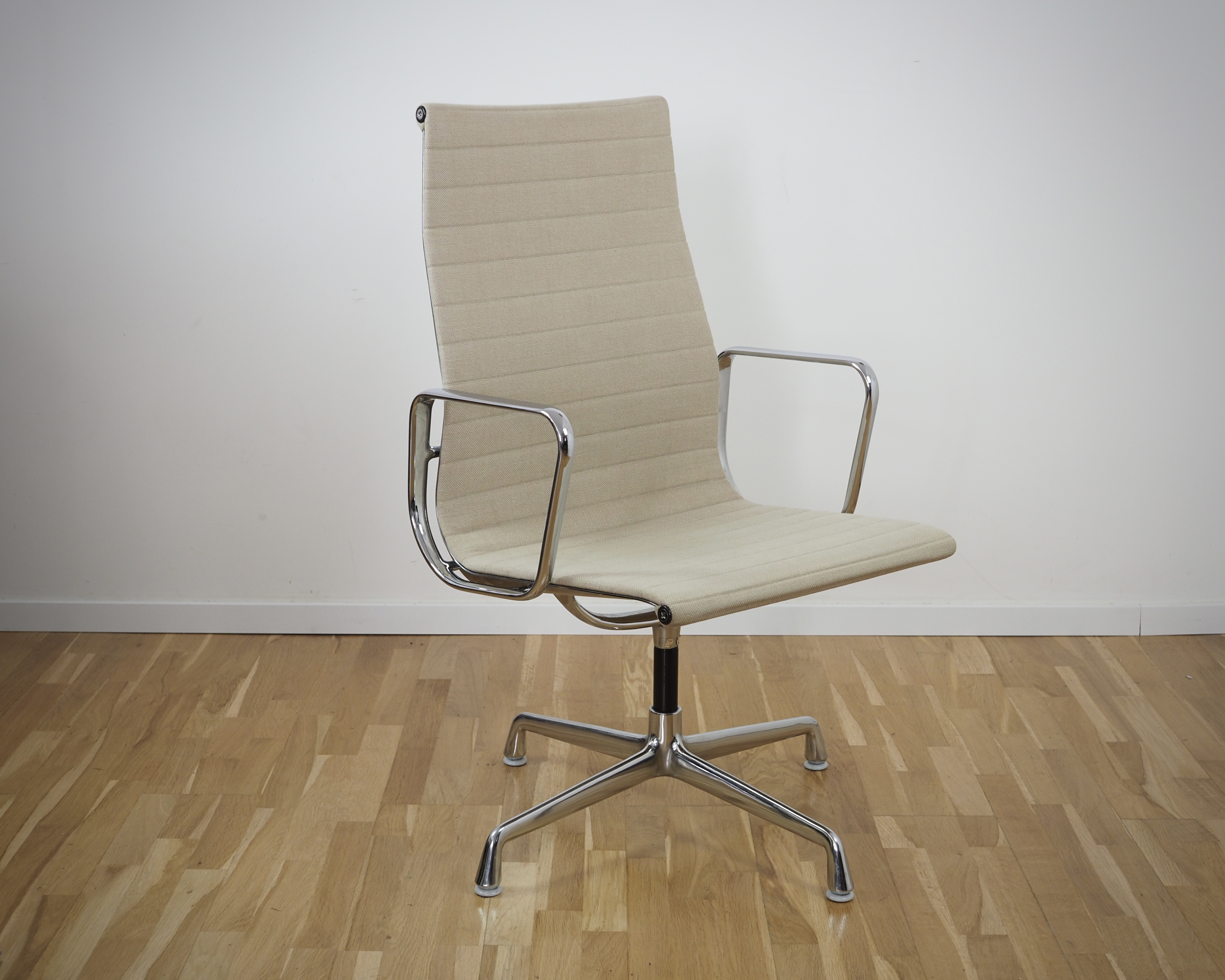 Aluminium Chair EA 112 Swivel Hopsack Beige
