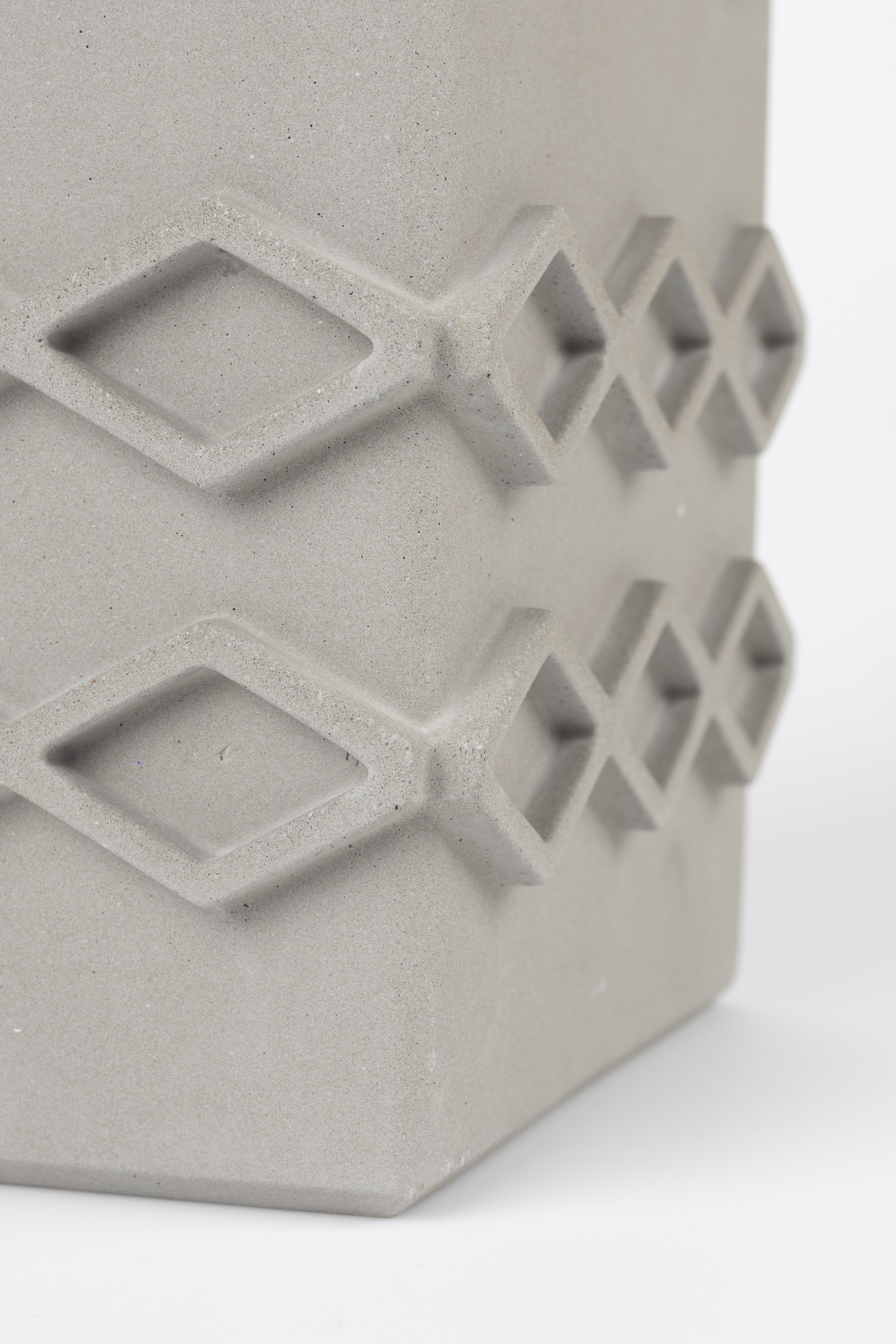 Graphic Vase Beton Grau