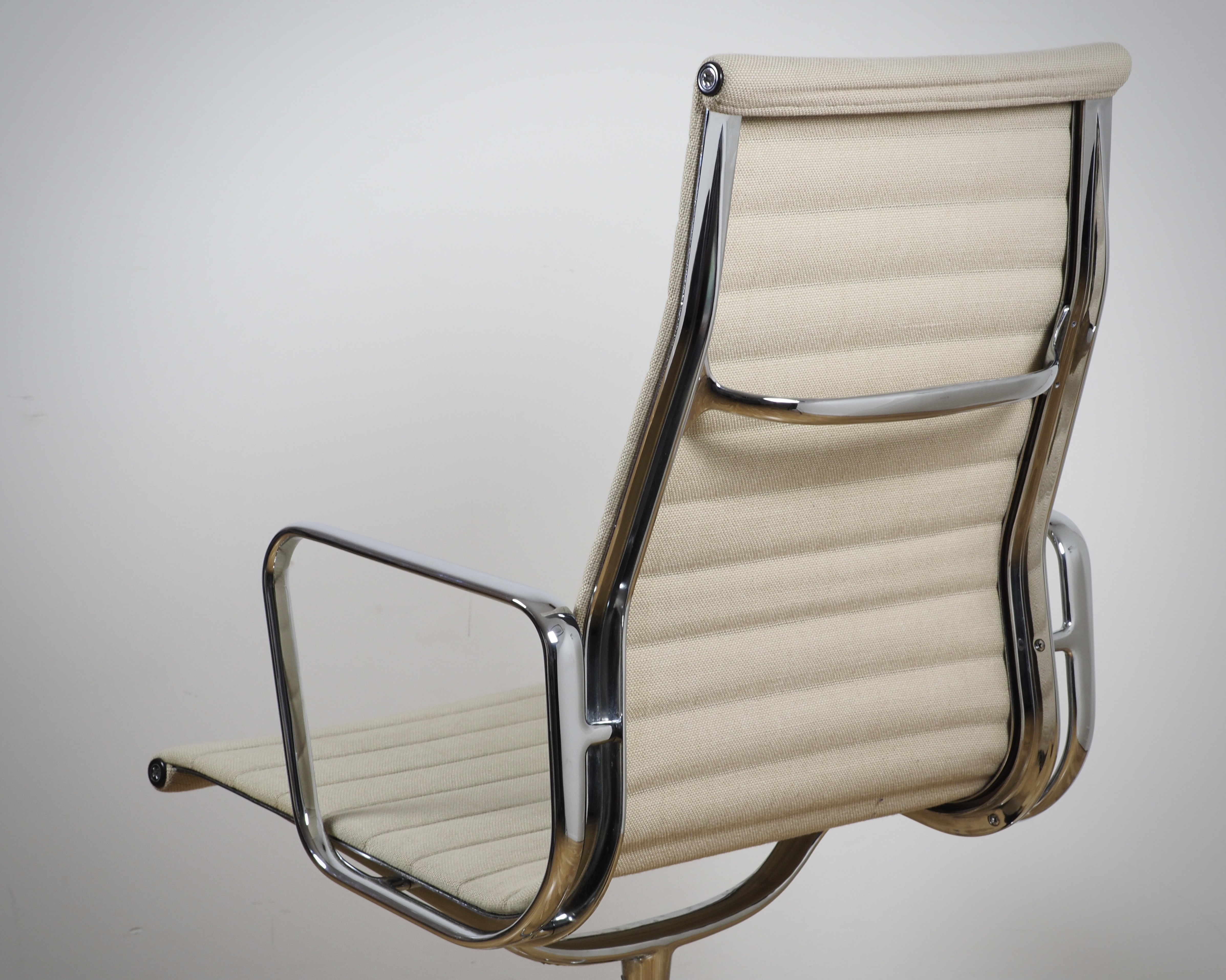 Aluminium Chair EA 112 Drehbar Hopsack Beige