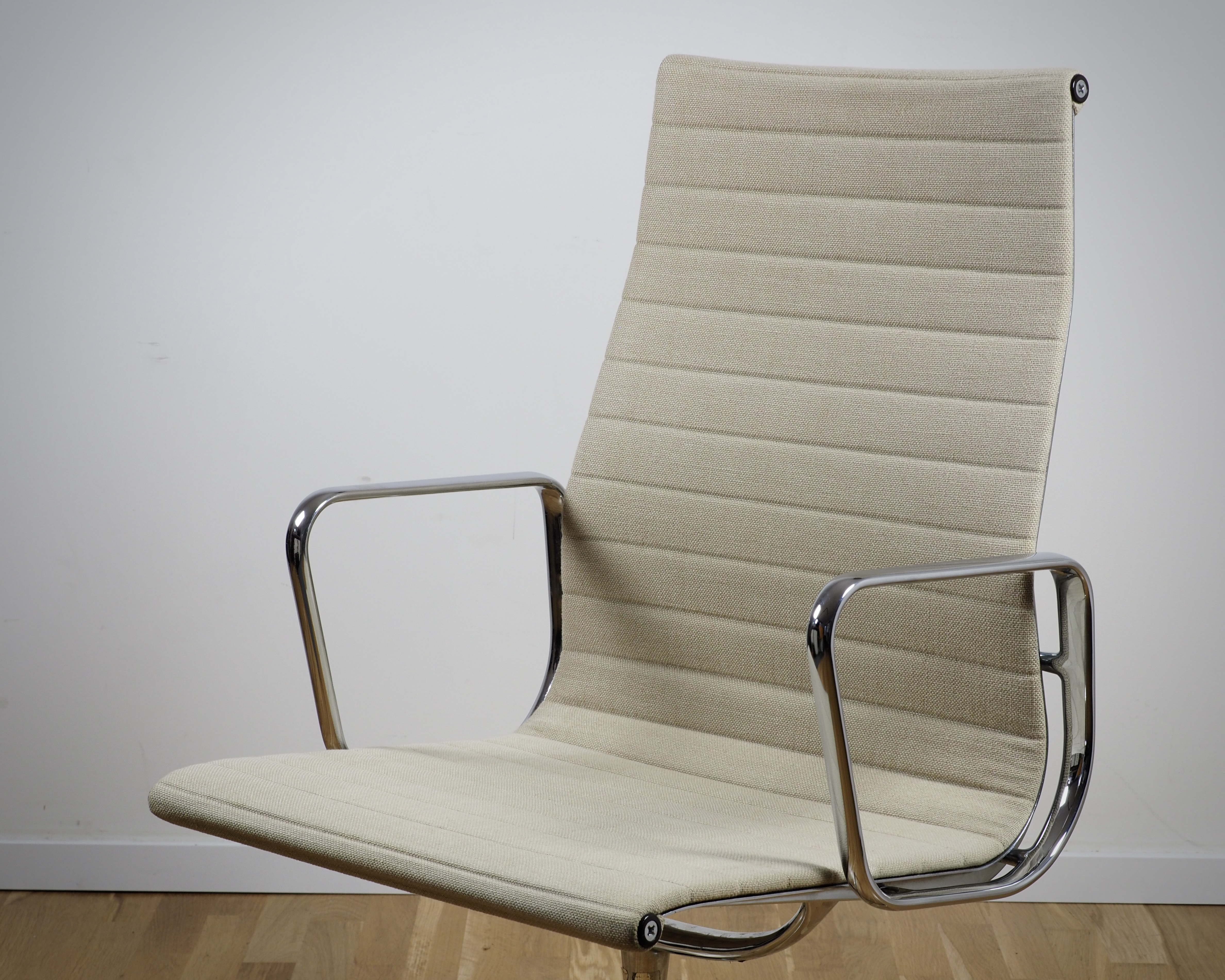 Aluminium Chair EA 112 Swivel Hopsack Beige