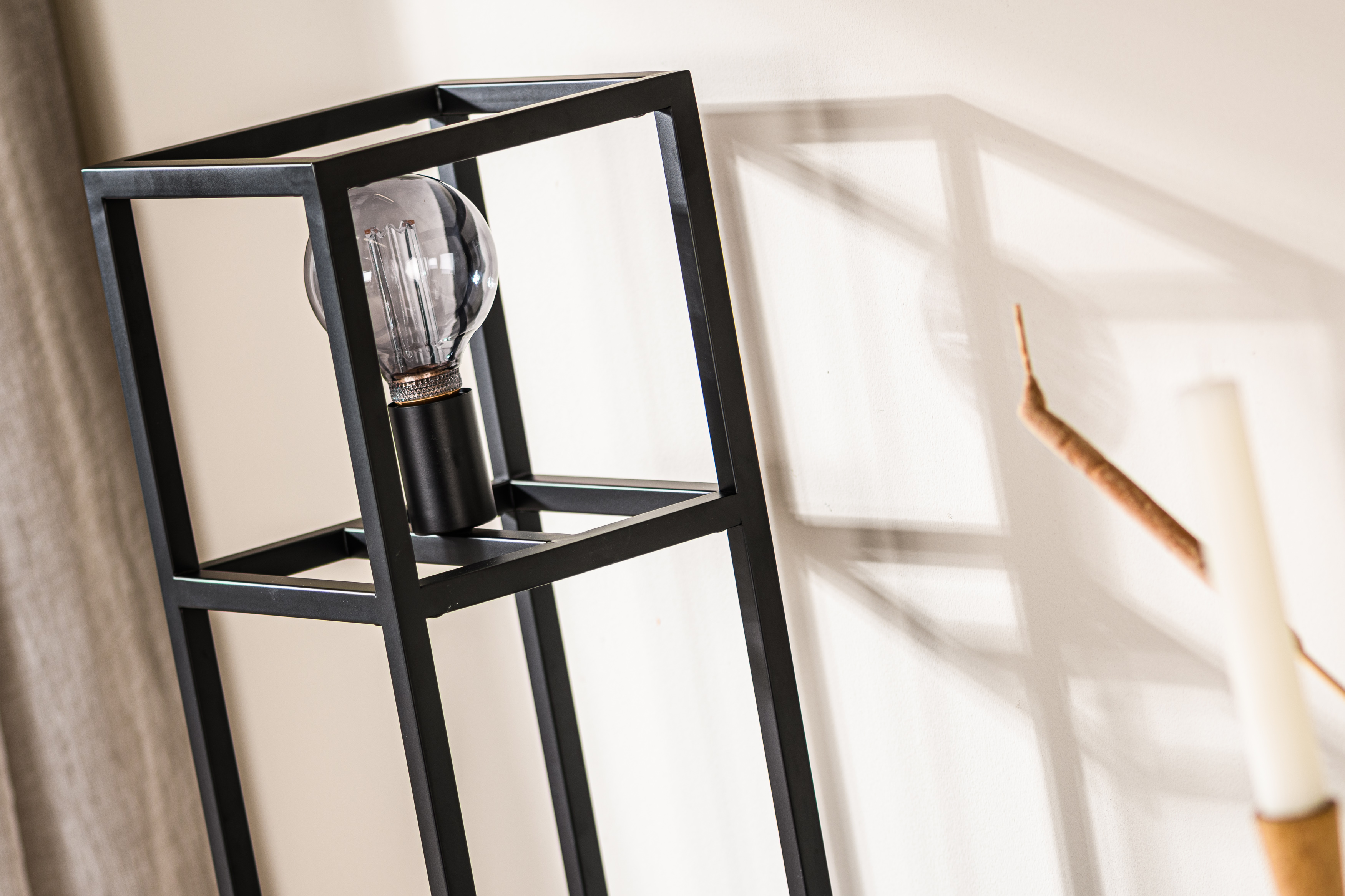 Lampada da tavolo in acciaio nero