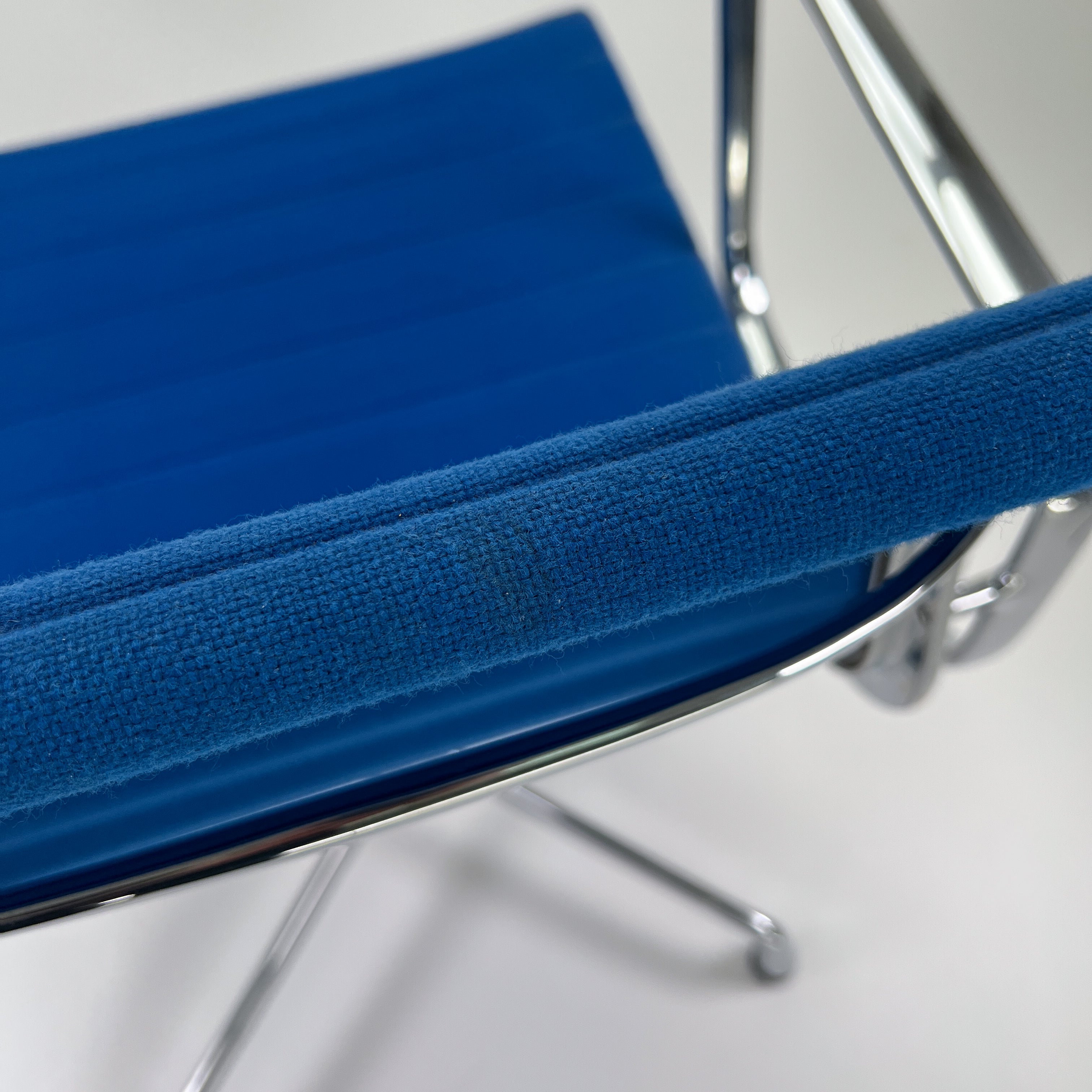 Vitra EA108 Chair Chrom Hopsack Blau