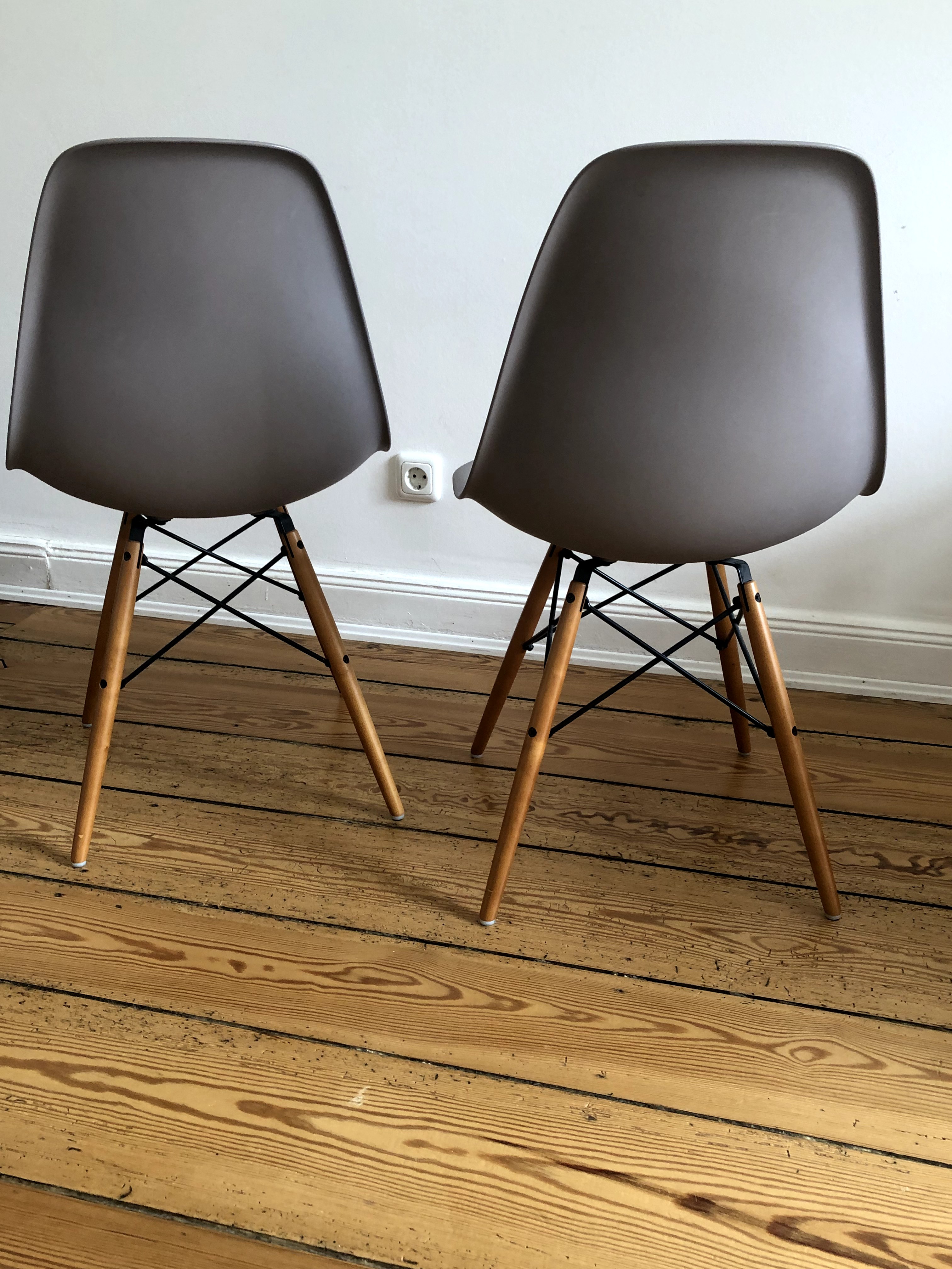 2x Vitra Eames Plastic Armchair Ahornholz Mauve Grau